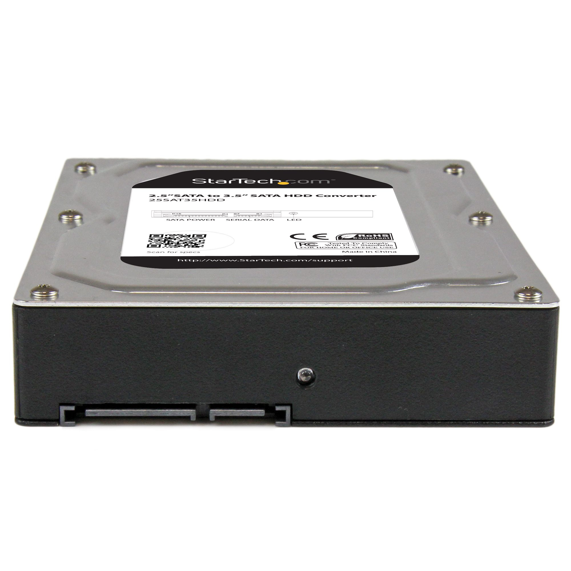 Un convertidor SATA HDD plateado y negro. Tiene una etiqueta con especificaciones y el logotipo de StarTech.com.