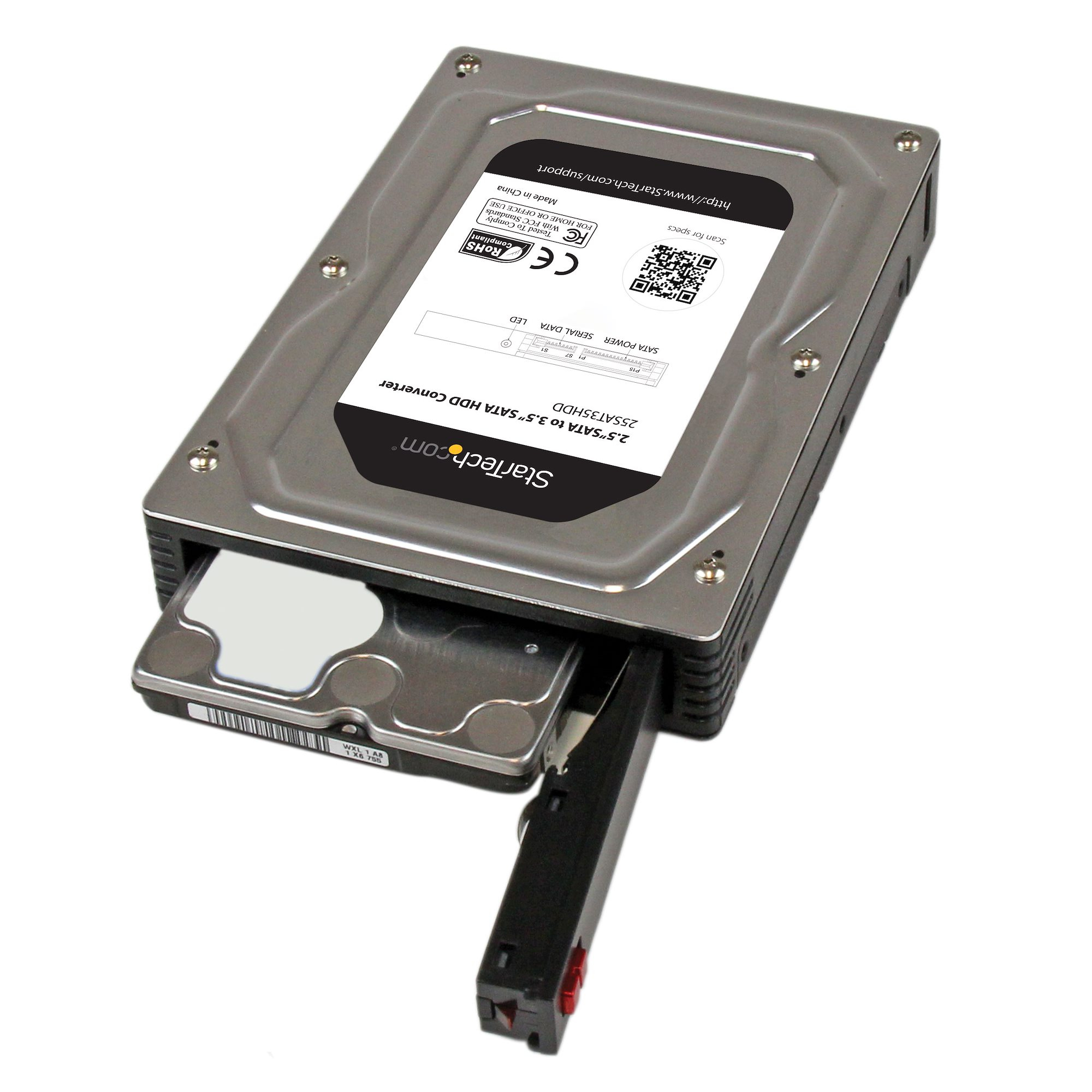 Un convertidor de disco duro plateado y negro. Un disco duro está parcialmente insertado. Un conector negro está adjunto.