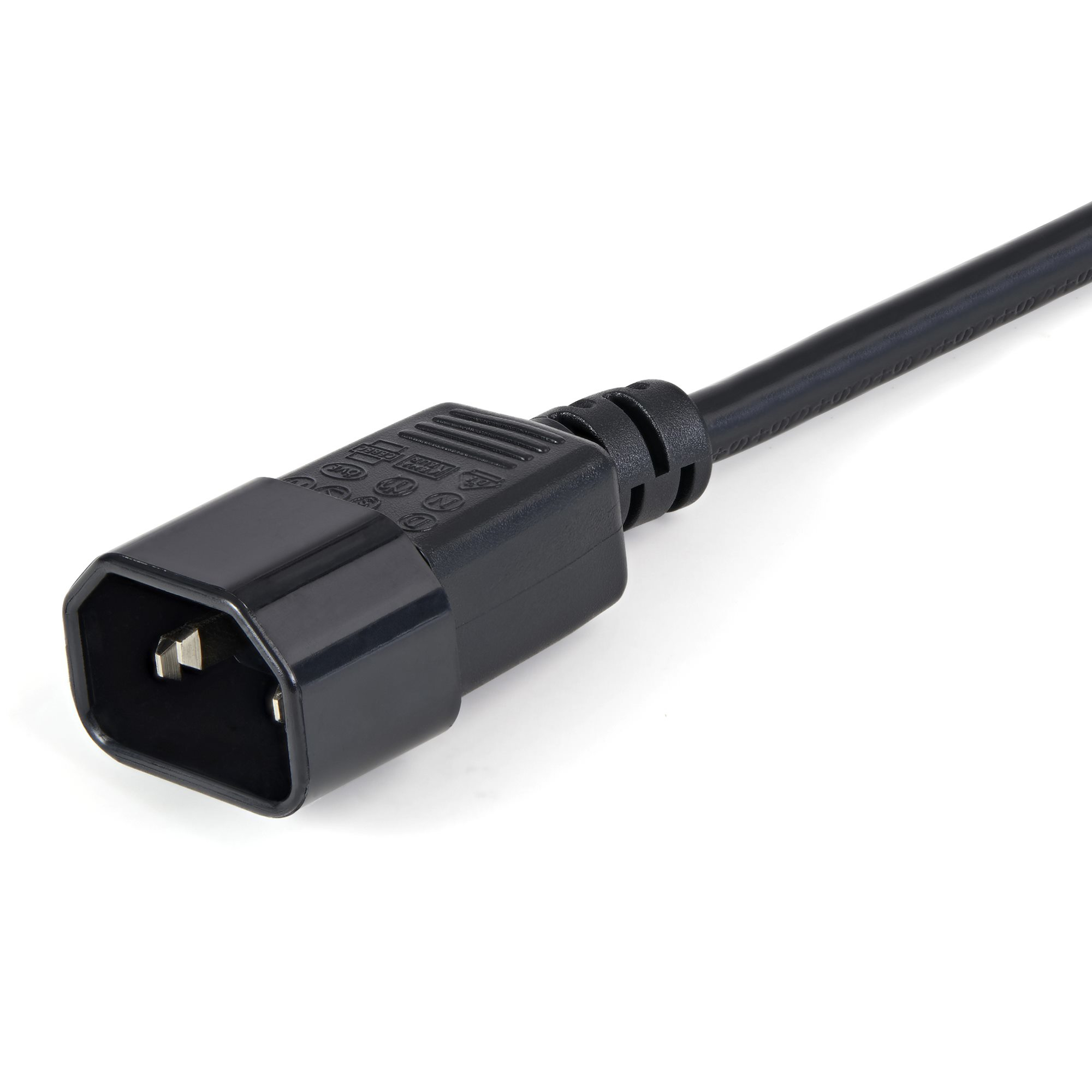 Un cable de alimentación negro con un conector C14. El fondo es blanco.