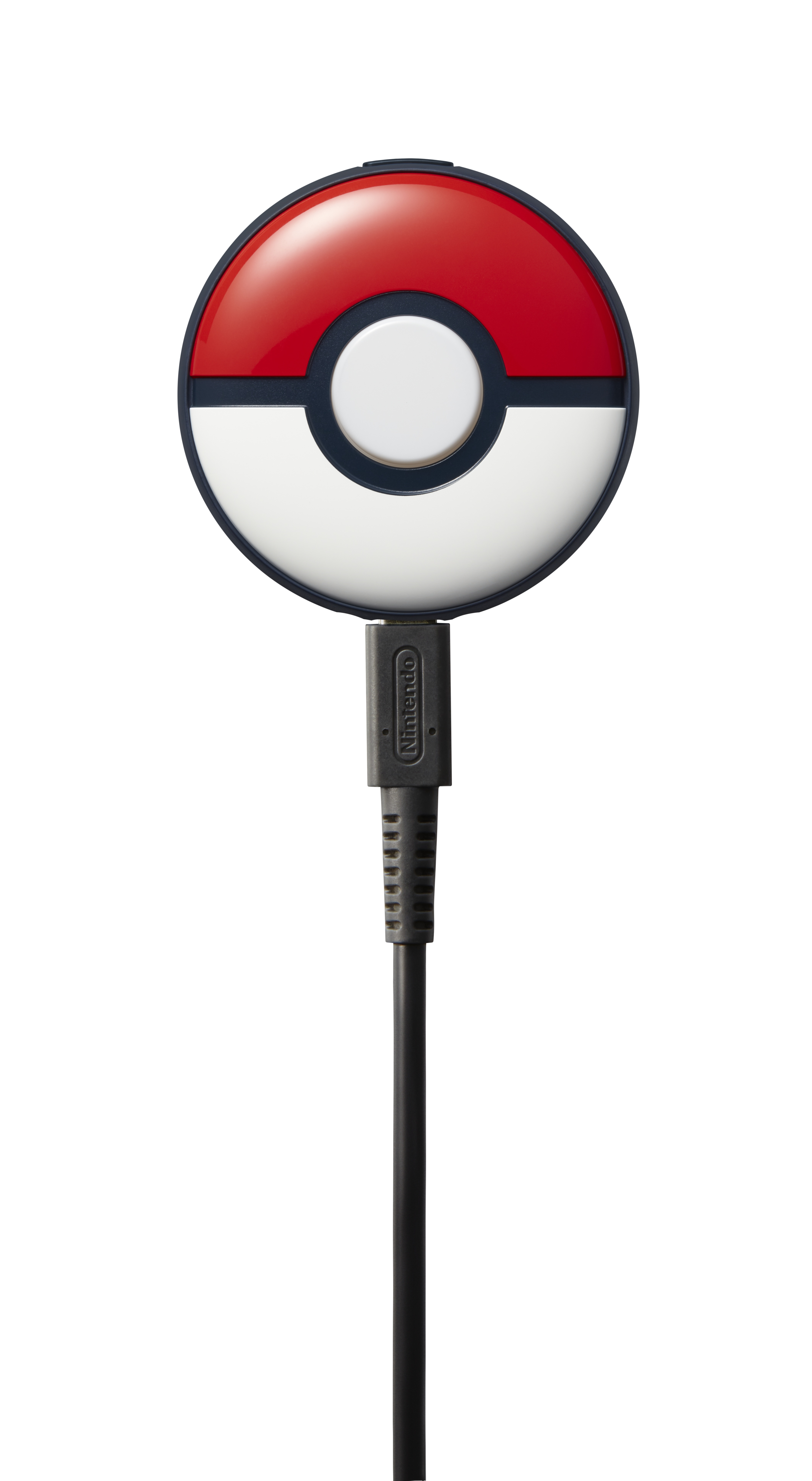 Zbliżenie urządzenia w kształcie Poké Ball połączonego z czarnym kablem. Jest czerwono-biały z czarną obwódką i logo Nintendo.