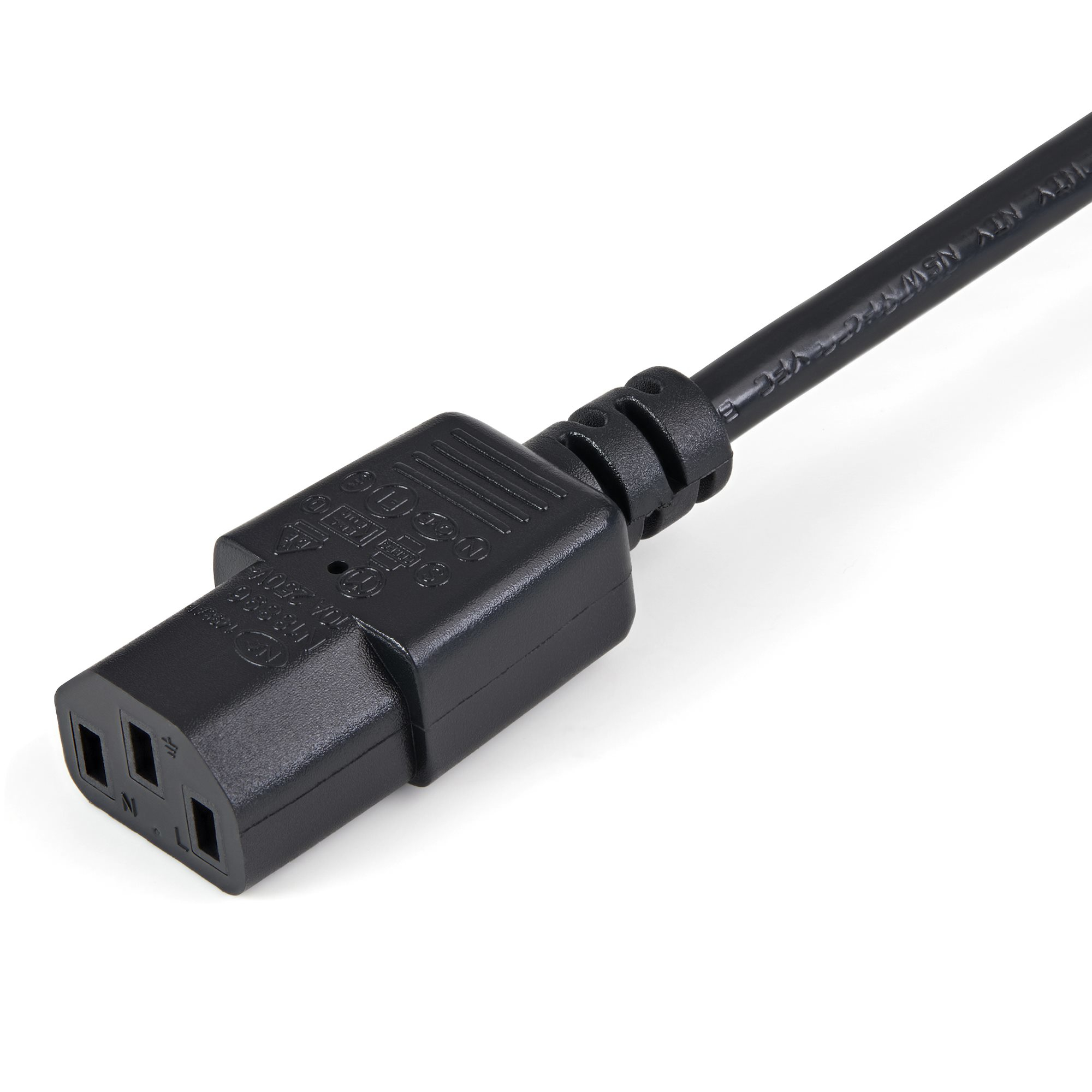 Un cable de alimentación negro con un conector C14. El cable está en ángulo sobre una superficie blanca.