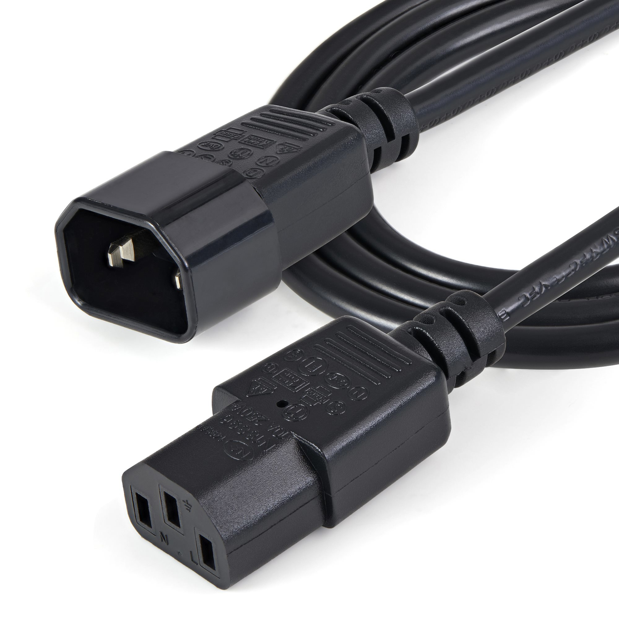 Cable de alimentación negro con dos conectores IEC C13. Uno en ángulo, otro recto. Fondo blanco.