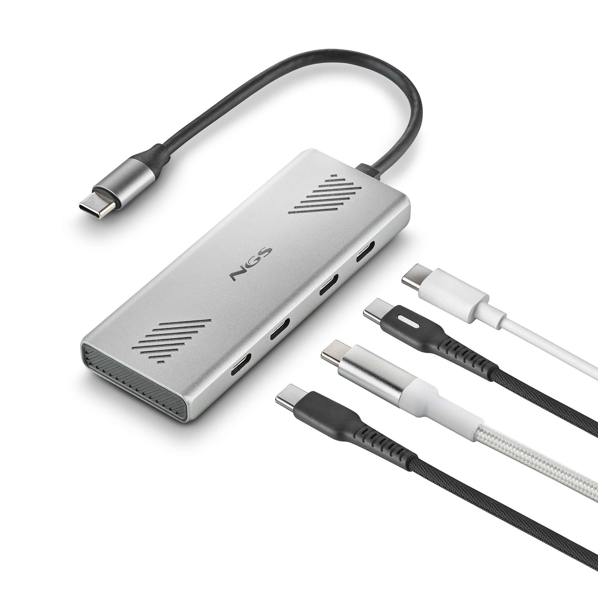 Silberner USB-C-Hub mit mehreren Anschlüssen und angeschlossenen Kabeln. Drei zusätzliche USB-C-Kabel sind sichtbar.