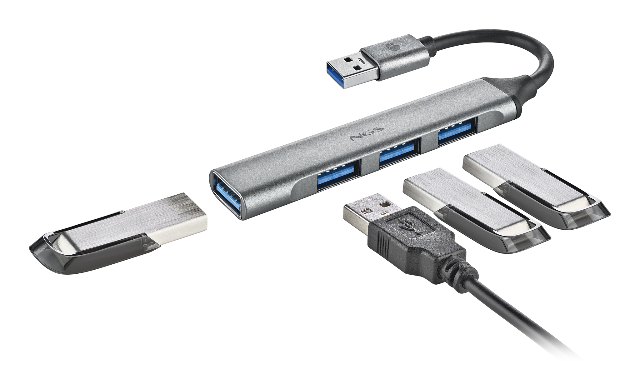 Ein silberner USB-Hub mit vier Anschlüssen, USB-Sticks und zwei USB-Kabeln auf weißem Hintergrund. Der Hub ist mit NGS beschriftet.