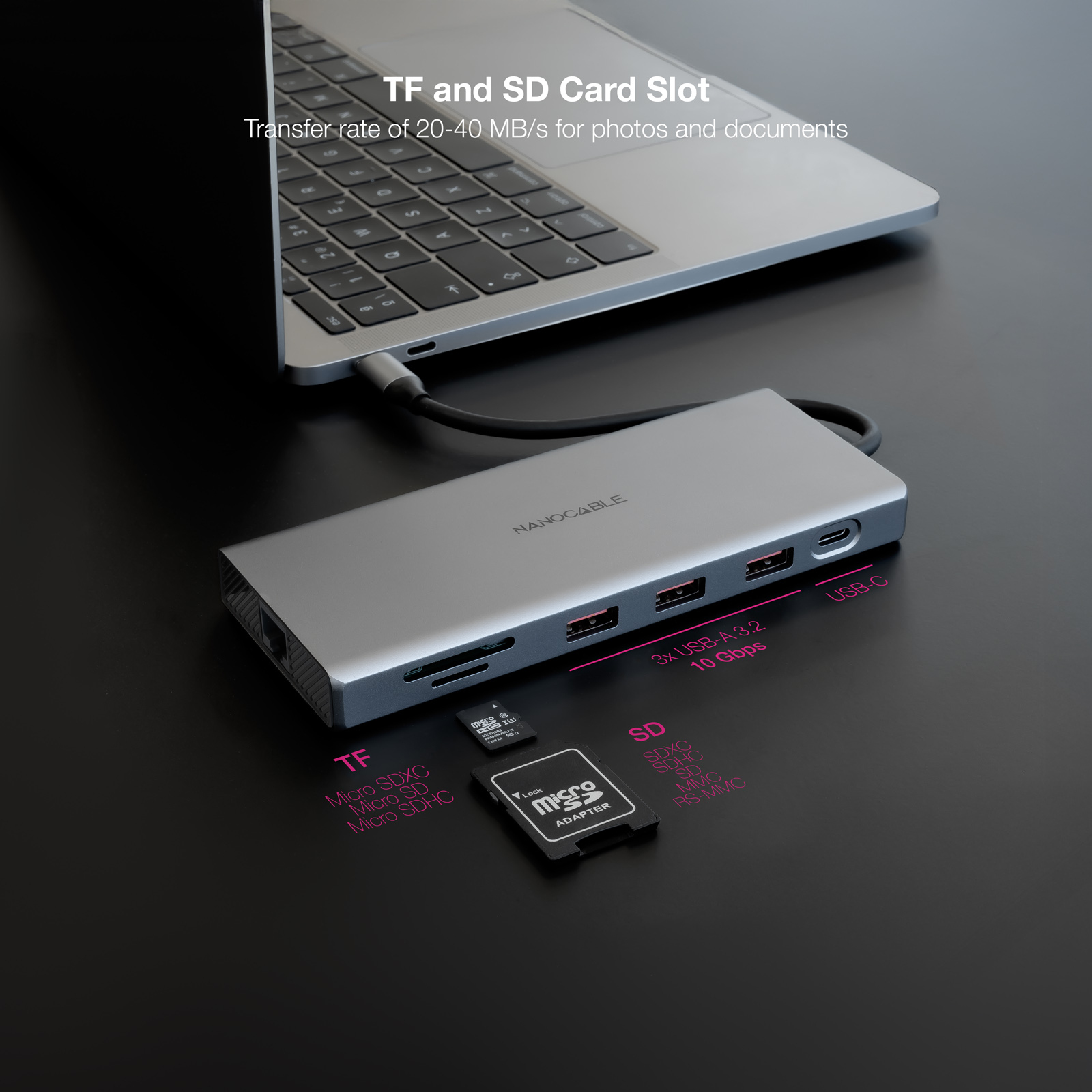 Un laptop collegato a un adattatore argento con slot per schede TF e SD e porte USB, insieme a schede SD.