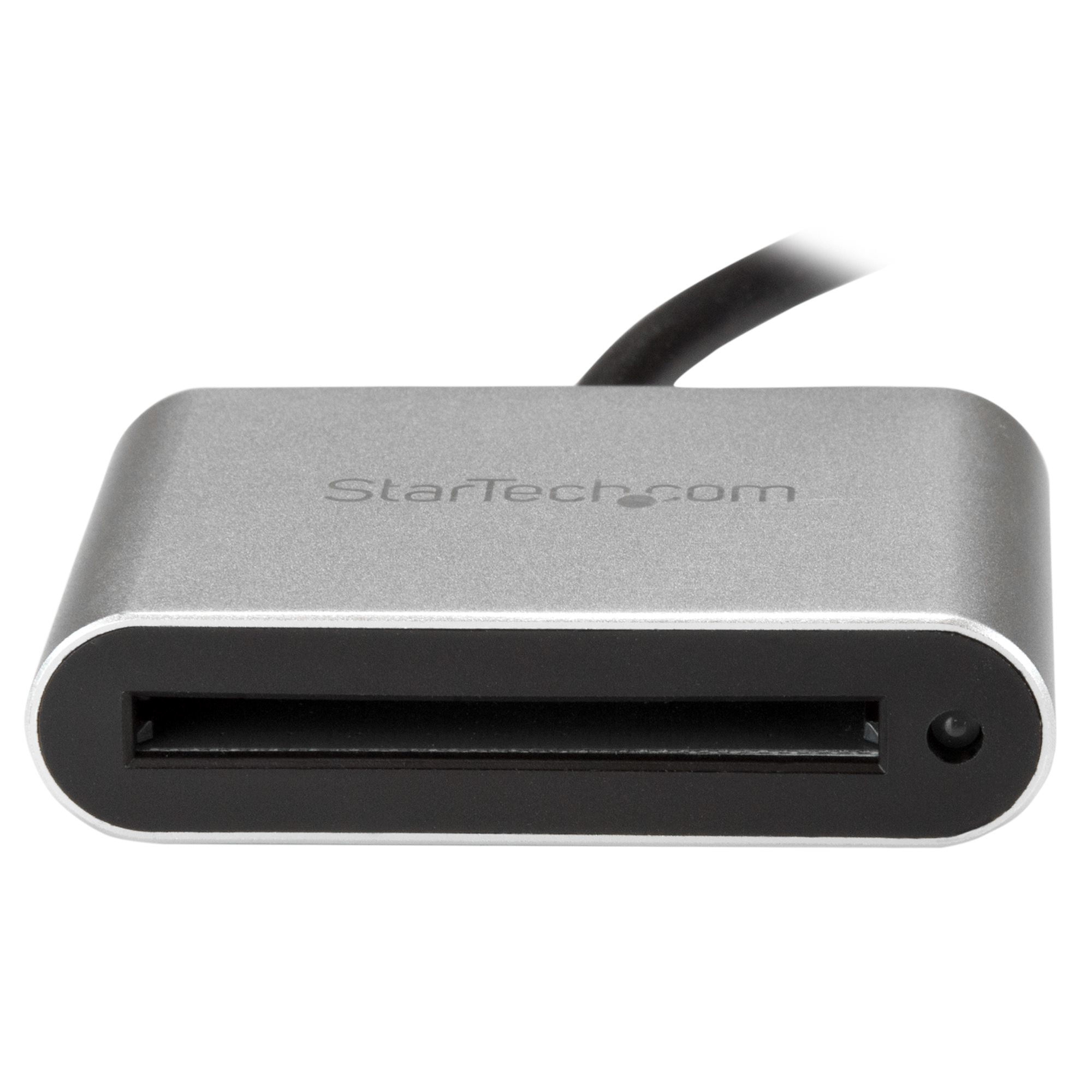Un lector de tarjetas StarTech plateado con frontal negro y cable negro.