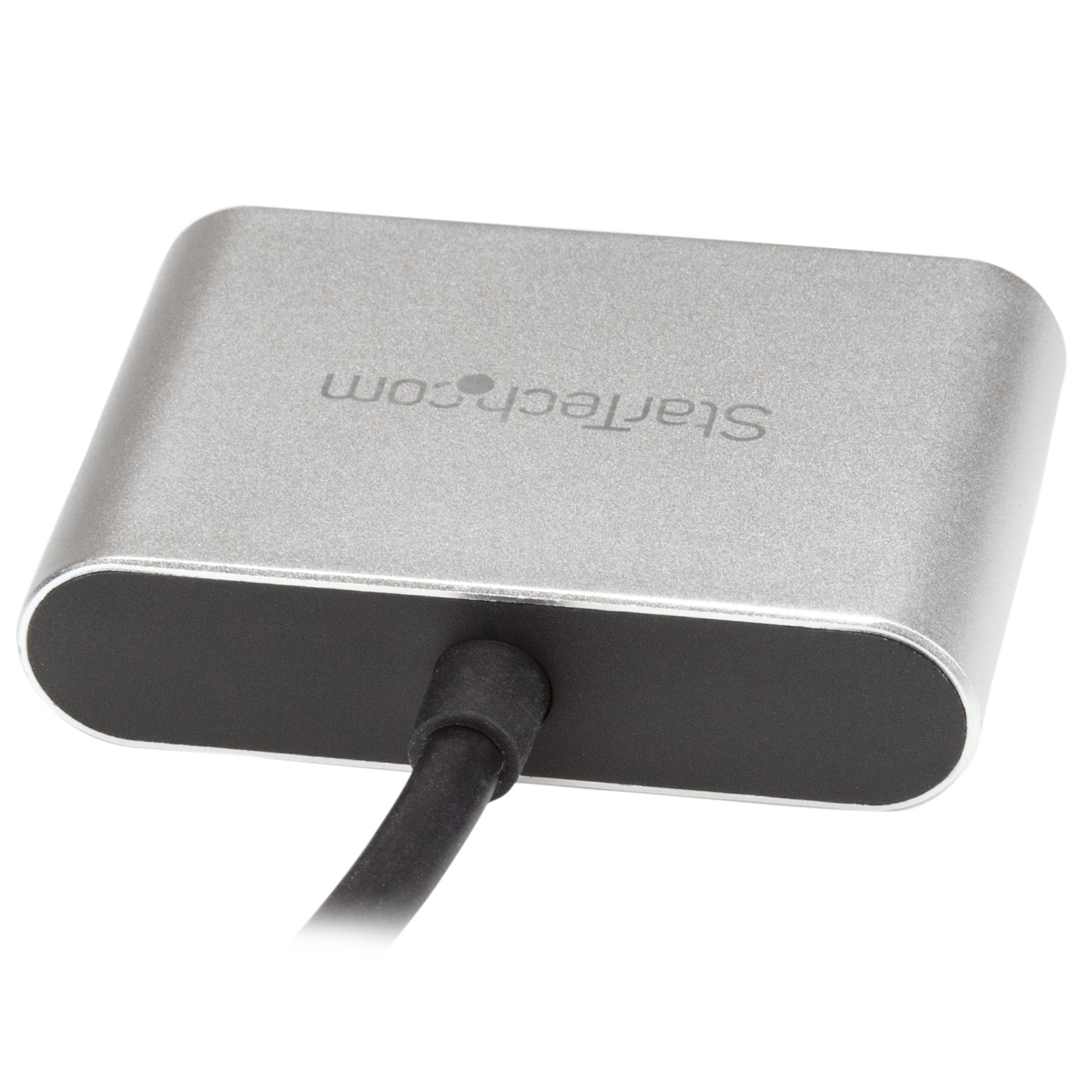 Un adaptador plateado StarTech.com con base negra y cable negro.