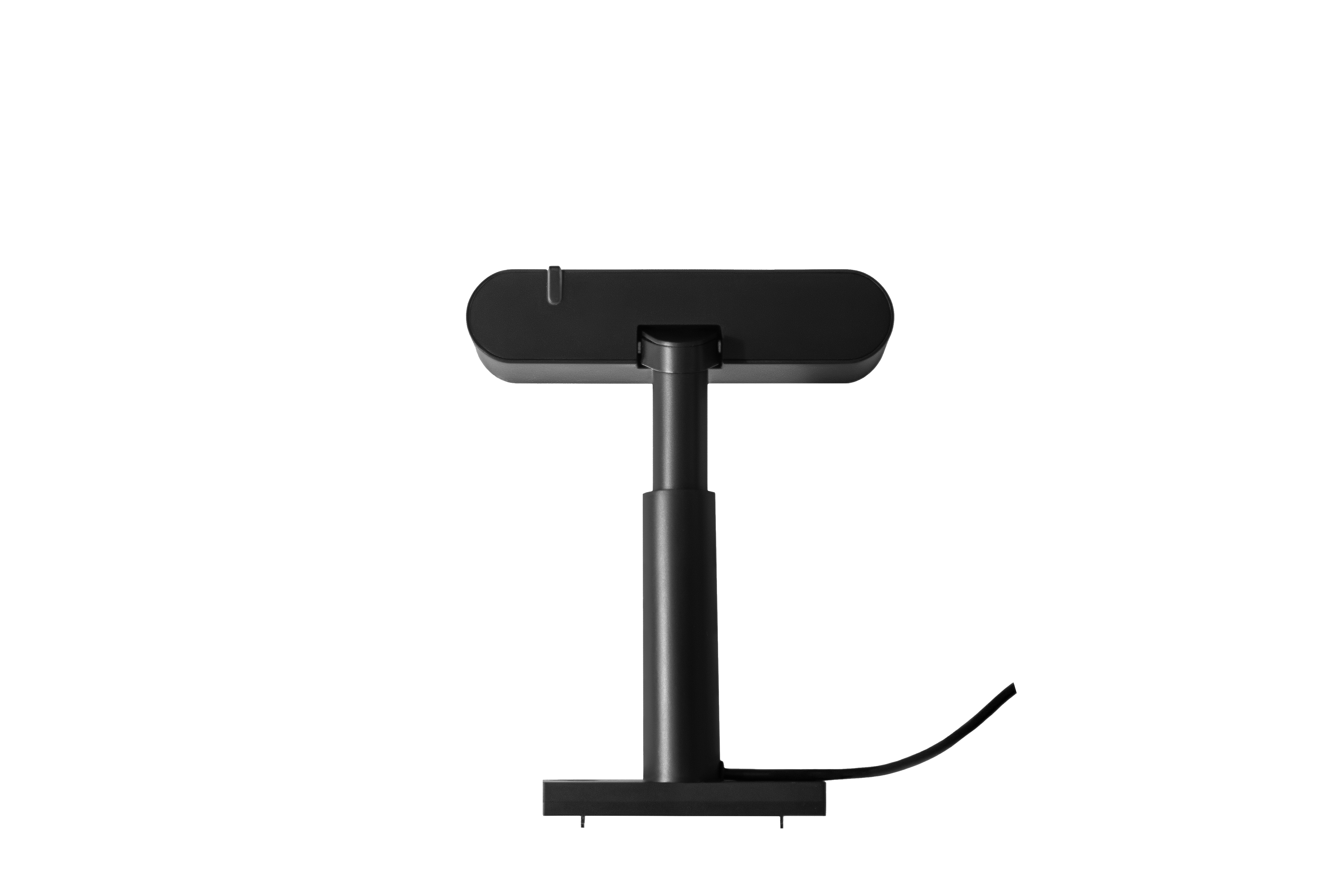 Eine schwarze Schreibtischlampe vor weißem Hintergrund. Sie hat eine abgerundete Oberseite und einen vertikalen Ständer. Ein Kabel geht von der Basis aus.