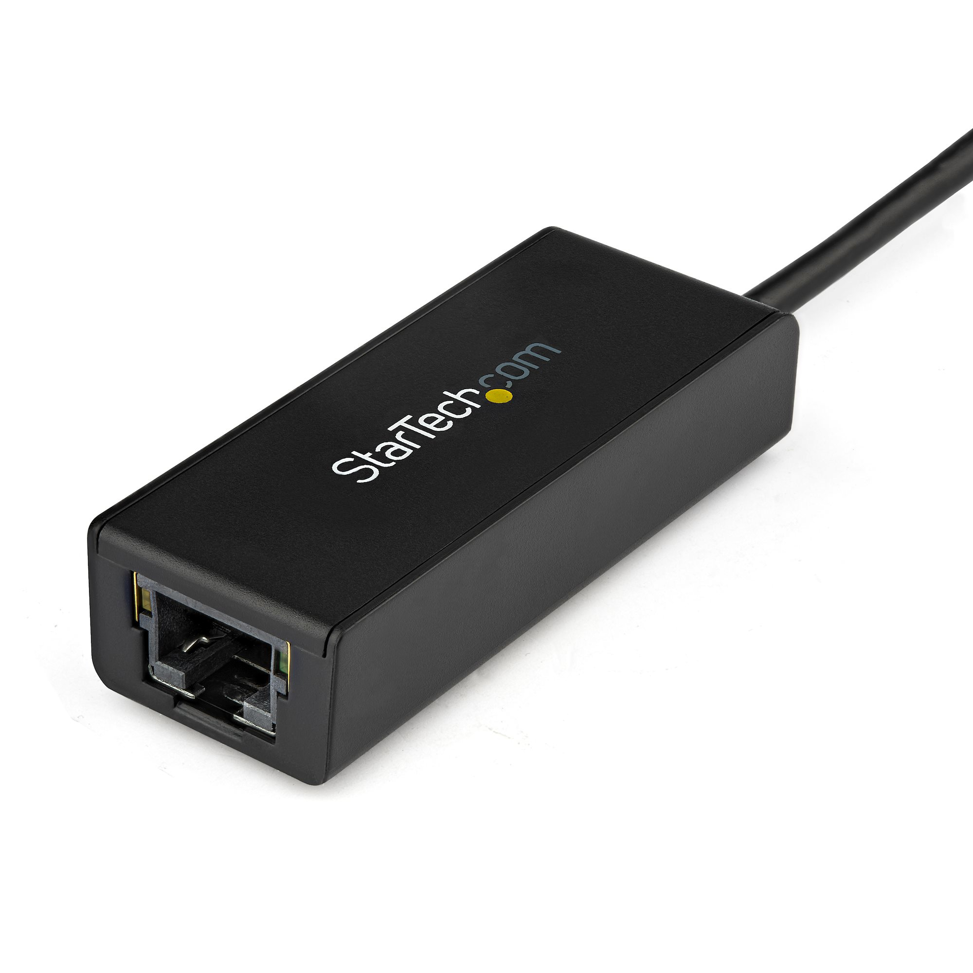 Un adaptador RJ45 StarTech negro con un cable que se extiende desde él, sobre un fondo blanco.