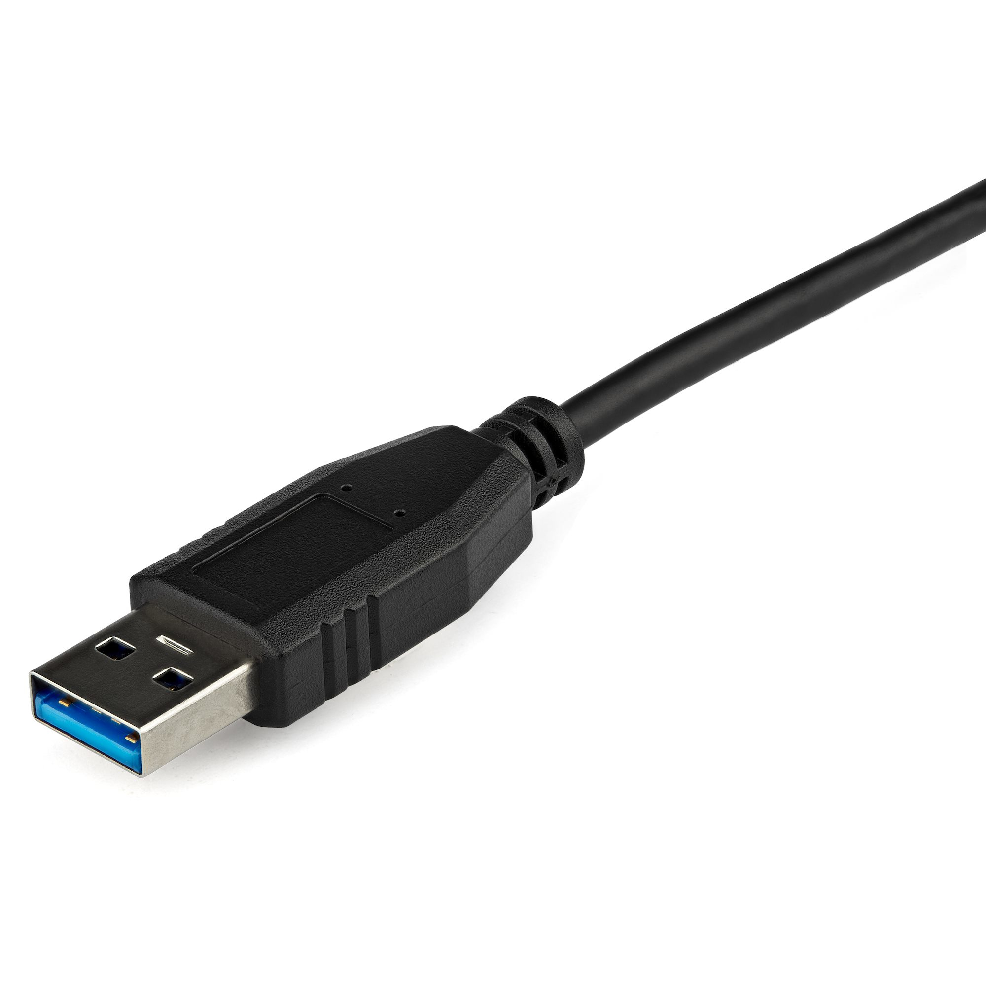 Un cable USB negro sobre fondo blanco. El extremo USB tiene una parte interior azul. El cable está en ángulo.