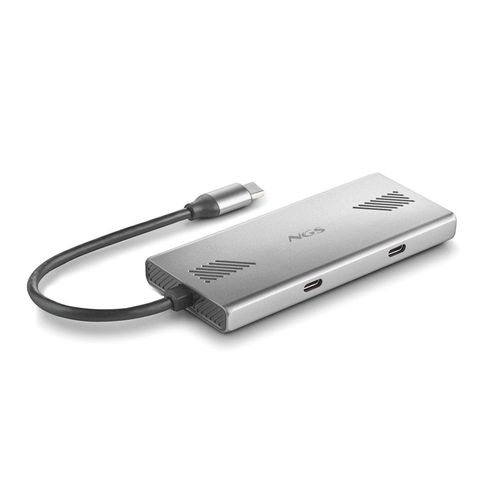 Ein silberner NGS-USB-Hub mit schwarzem Kabel und silbernem Stecker. Es trägt den Markennamen. Auf weißem Hintergrund.