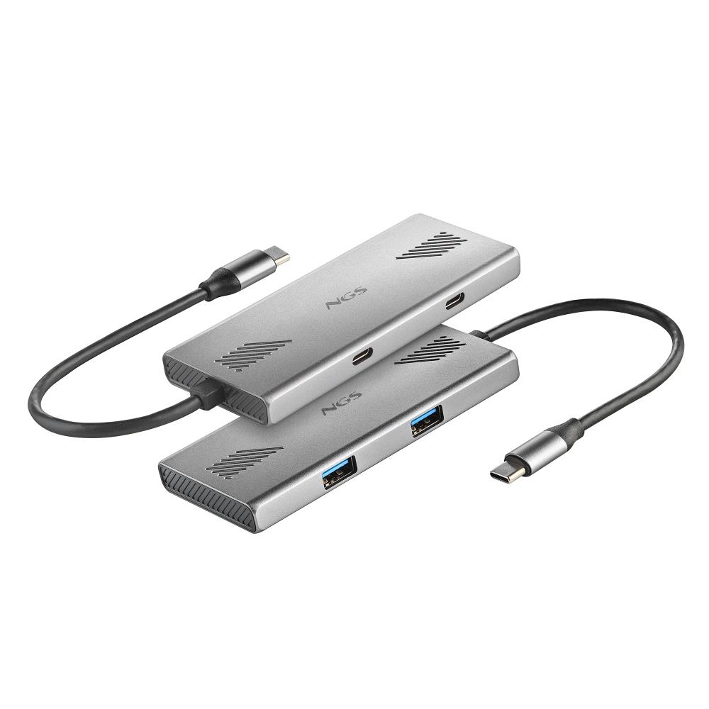 Zwei silberne NGS USB-Hubs sind gestapelt und mit Kabeln verbunden. Jeder hat Anschlüsse und das NGS-Logo. Weißer Hintergrund.