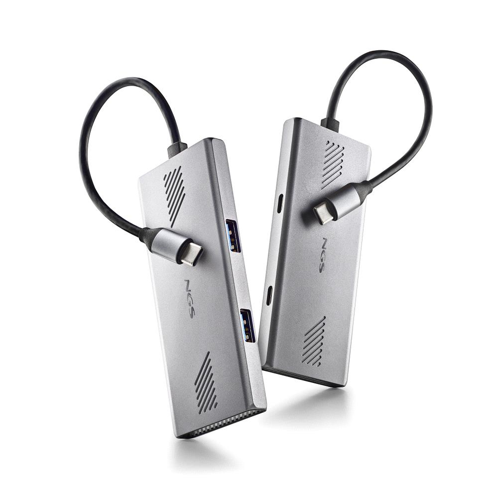 Zwei silberne NGS USB-C-Hubs mit schwarzen Kabeln. Jeder Hub hat Anschlüsse und ein Logo. Weißer Hintergrund.