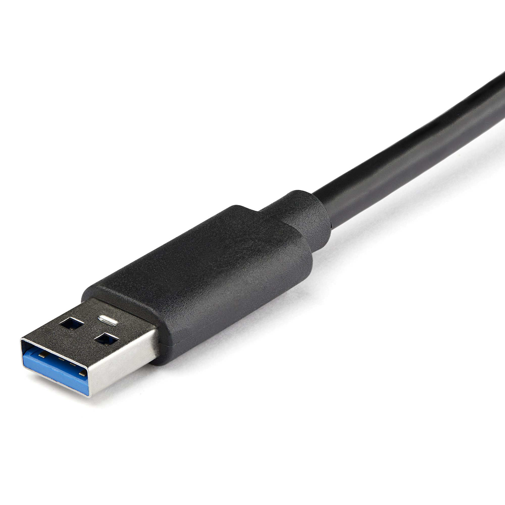 Primer plano de un cable USB negro con conector azul sobre fondo blanco.