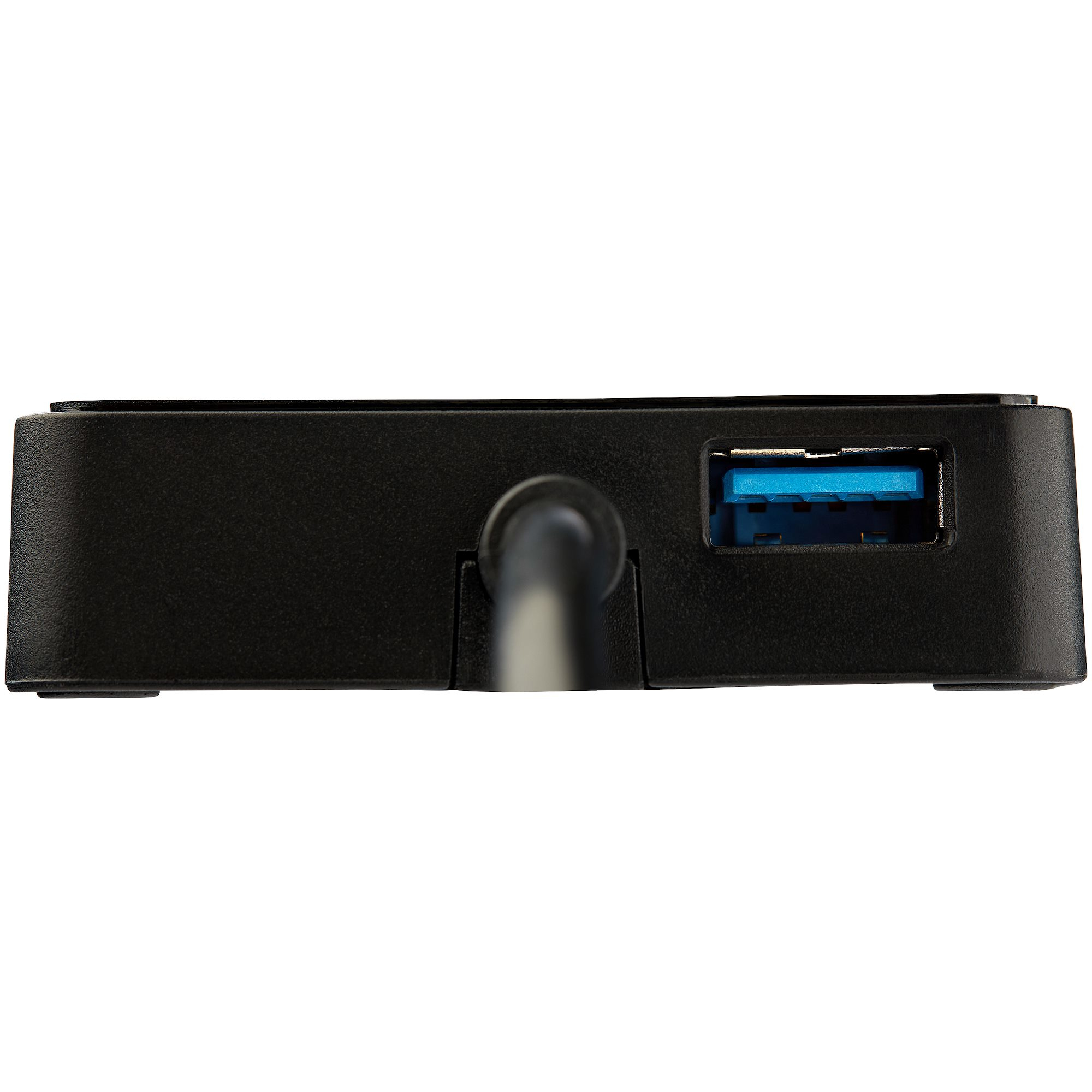 Un concentrador USB negro con un puerto USB azul. Hay un cable negro conectado. El fondo es blanco.