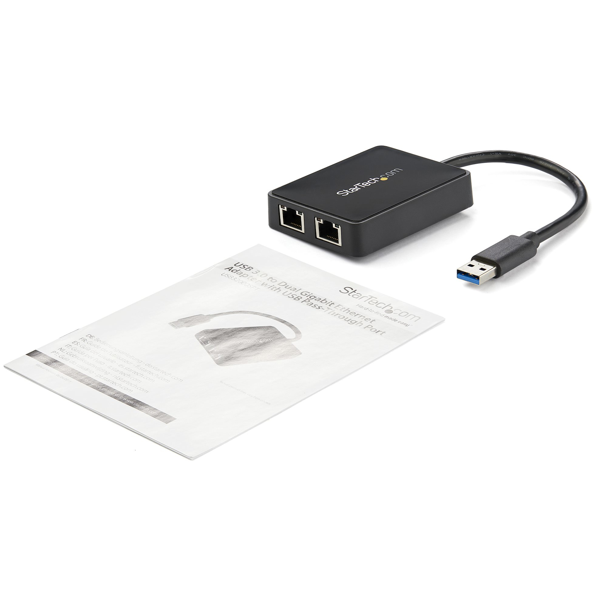 Adaptador USB 3.0 negro con puertos Ethernet y manual sobre una superficie blanca. El adaptador tiene un conector USB.