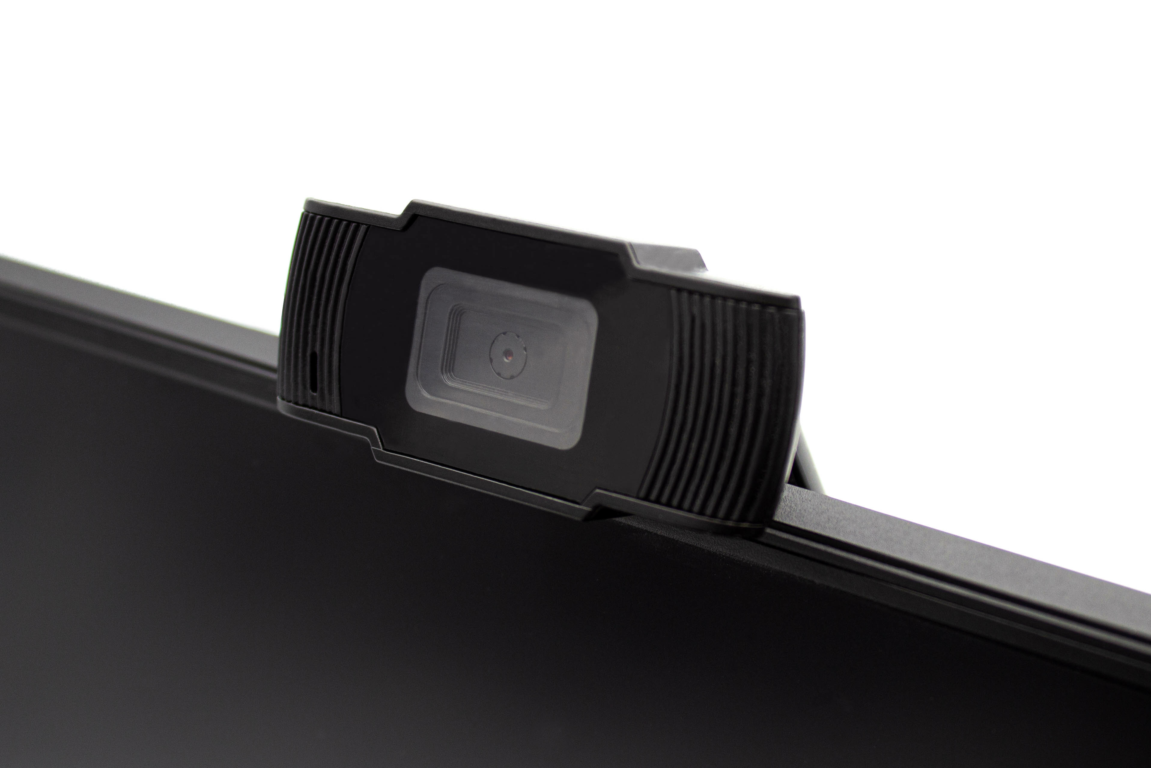 Primer plano de una webcam negra fijada a un monitor negro sobre fondo blanco.