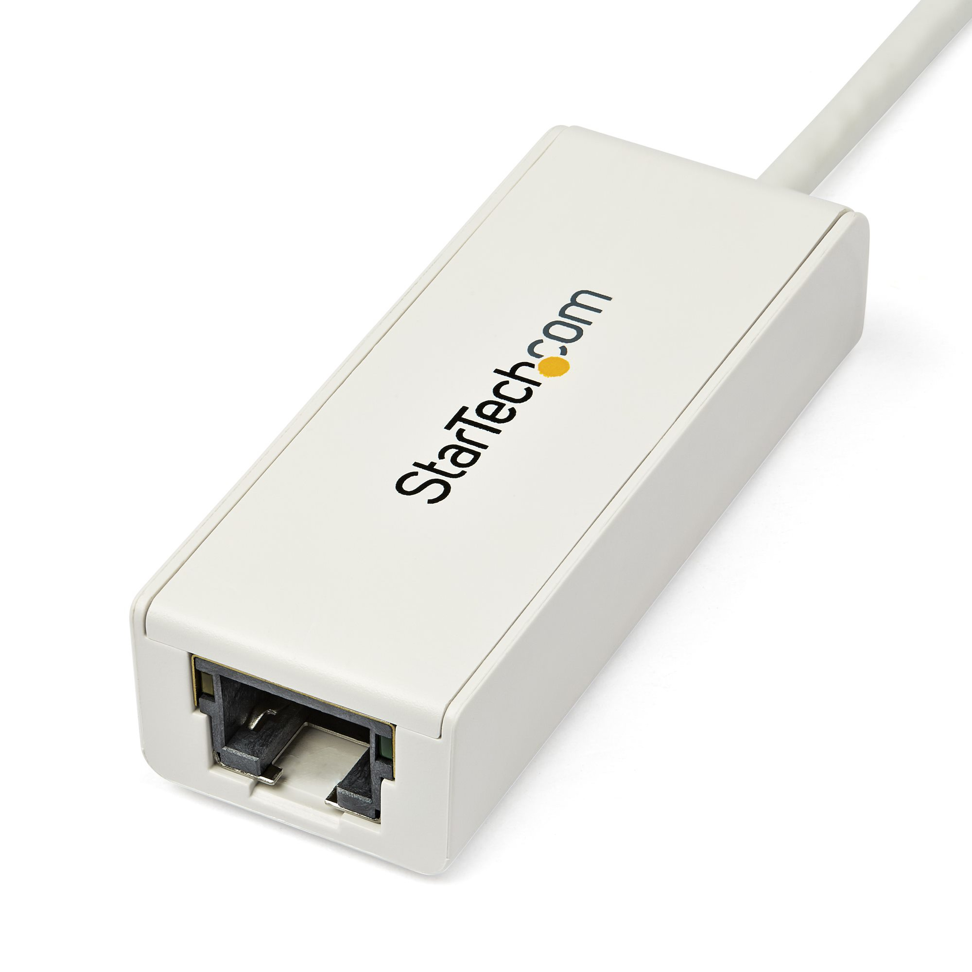 Un adaptador ethernet blanco StarTech.com con cable. Tiene un puerto RJ45 y el logotipo de la empresa.