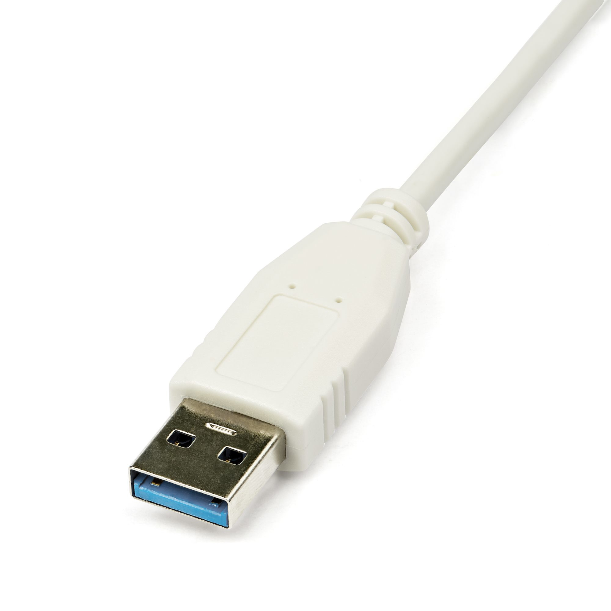 Cable USB blanco con conector azul sobre fondo blanco. El cable está en diagonal.