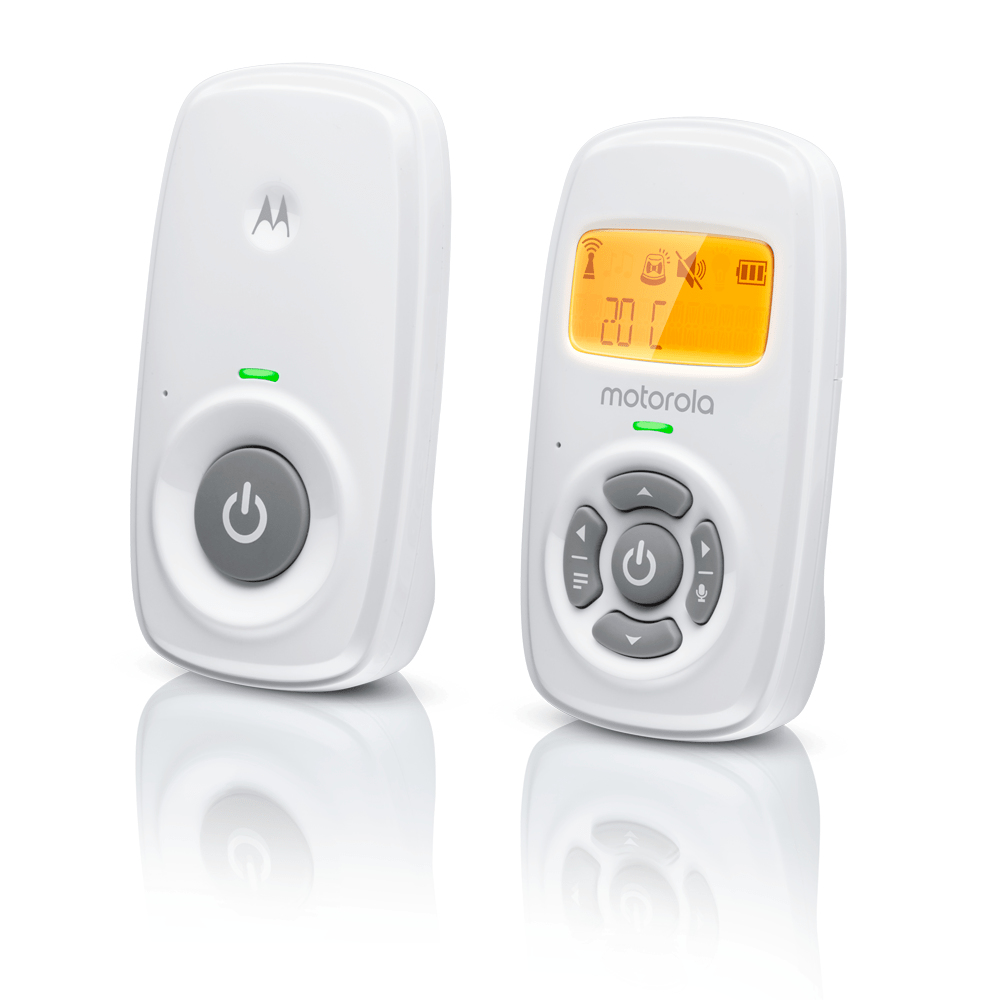Zwei weiße Motorola Babyphone. Eines hat einen Knopf, das andere einen Bildschirm mit Temperatur und Symbolen. Beide haben grüne Lichter.