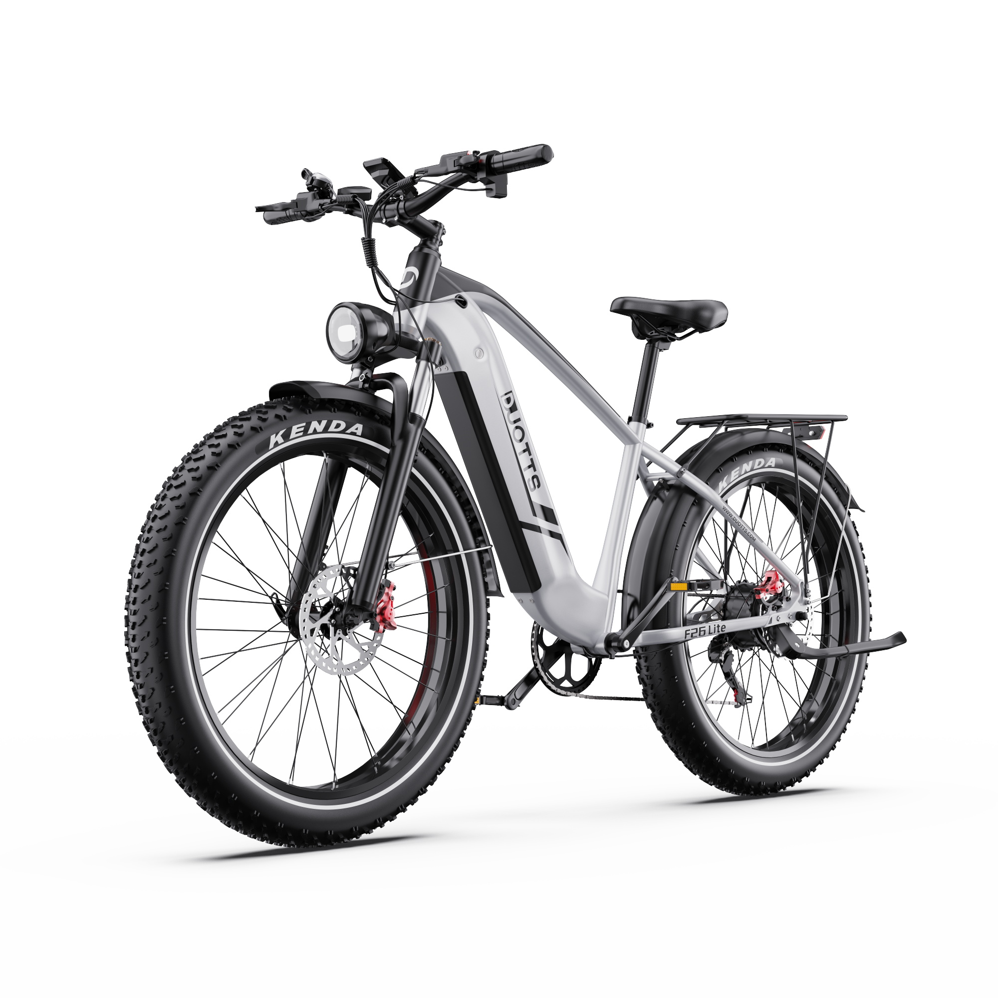 Ein weiß-schwarzes Elektrofahrrad mit dicken Reifen, Scheinwerfer und Gepäckträger über dem Hinterrad, isoliert auf Weiß.