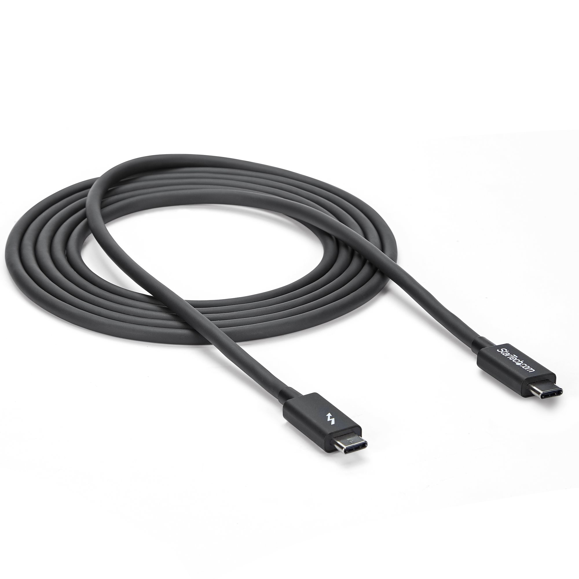 Un cavo USB-C grigio su una superficie bianca. Un'estremità ha un'icona a forma di fulmine, l'altra il logo Startech.com.