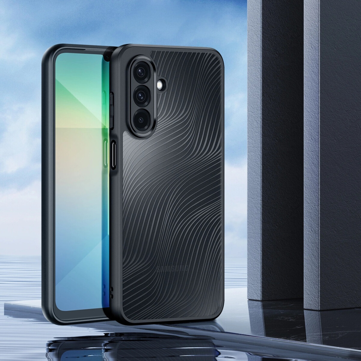 Schwarze Handyhülle mit Wellenmuster, Telefonbildschirm sichtbar, neben einer schwarzen Struktur, blauer Himmel im Hintergrund.