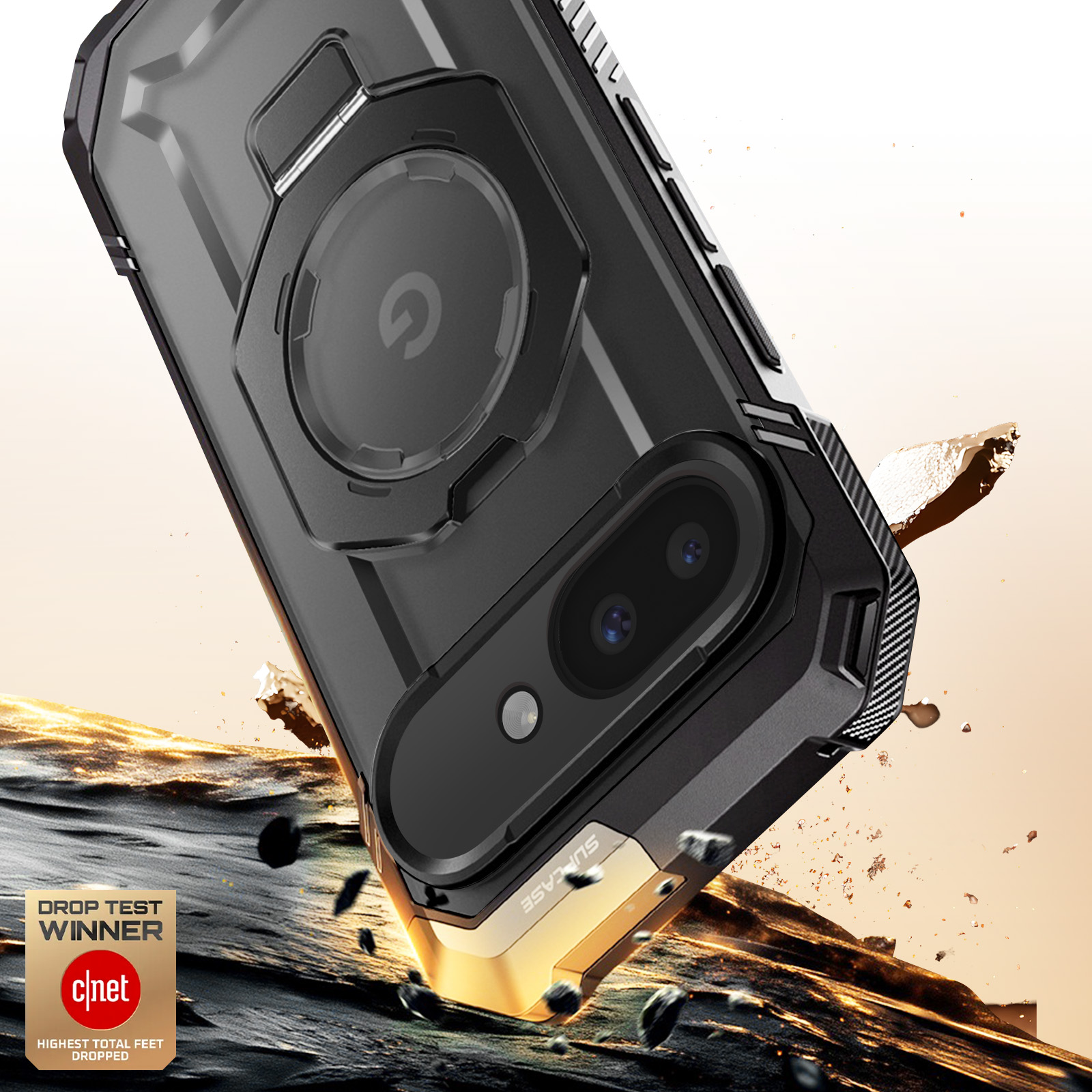 Custodia nera per telefono con dettaglio fotocamera, cade su rocce. Accenti oro, badge vincitore test caduta.