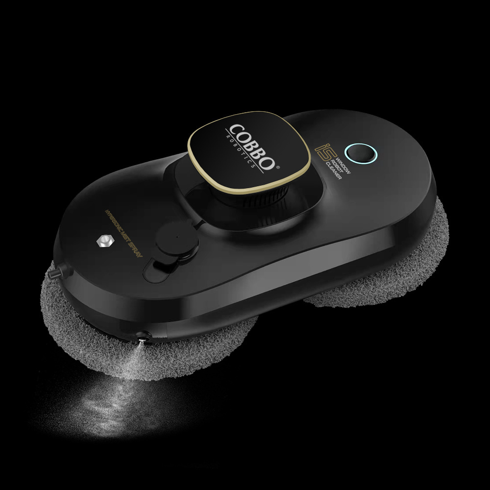 Czarny robot do czyszczenia okien z marką 'Cobbo Robotics'. Rozpyla mgłę. Szare pady czyszczące są po bokach.