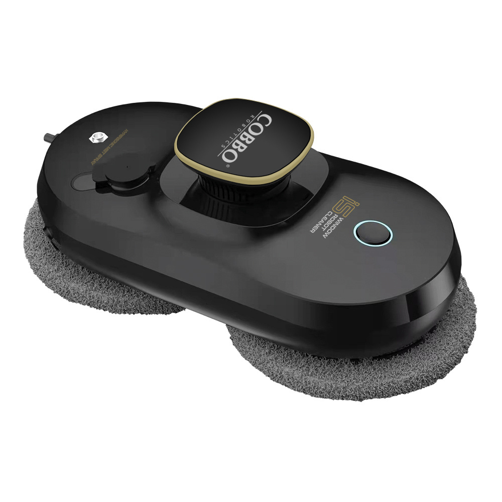 Czarny robot do czyszczenia okien COBBO z szarymi nakładkami czyszczącymi. Posiada przycisk zasilania i funkcję spryskiwania wodą.