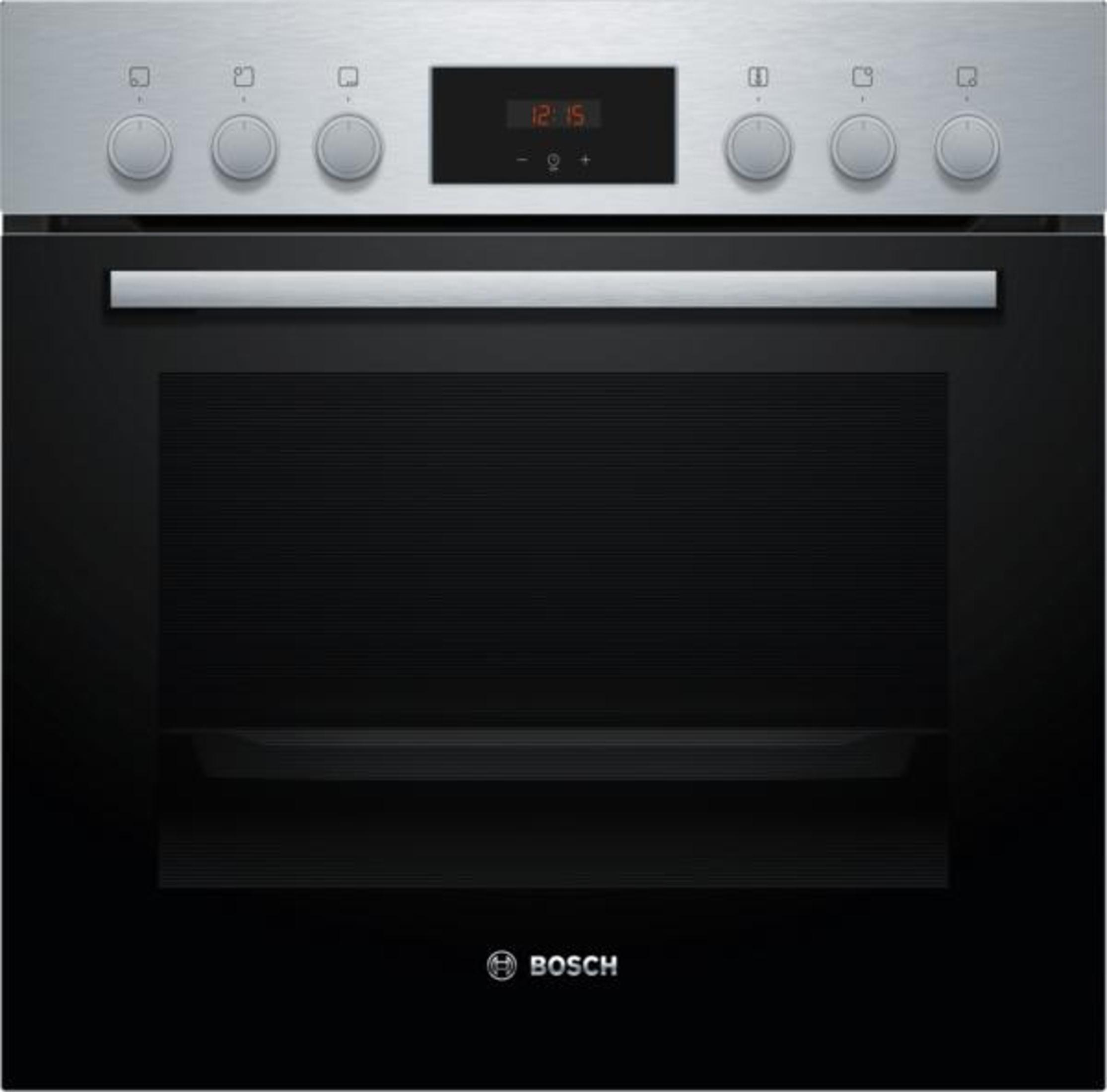 Ein Edelstahl-Backofen mit Drehknöpfen und einer Digitaluhr. Die Backofentür ist schwarz mit dem Bosch-Logo.