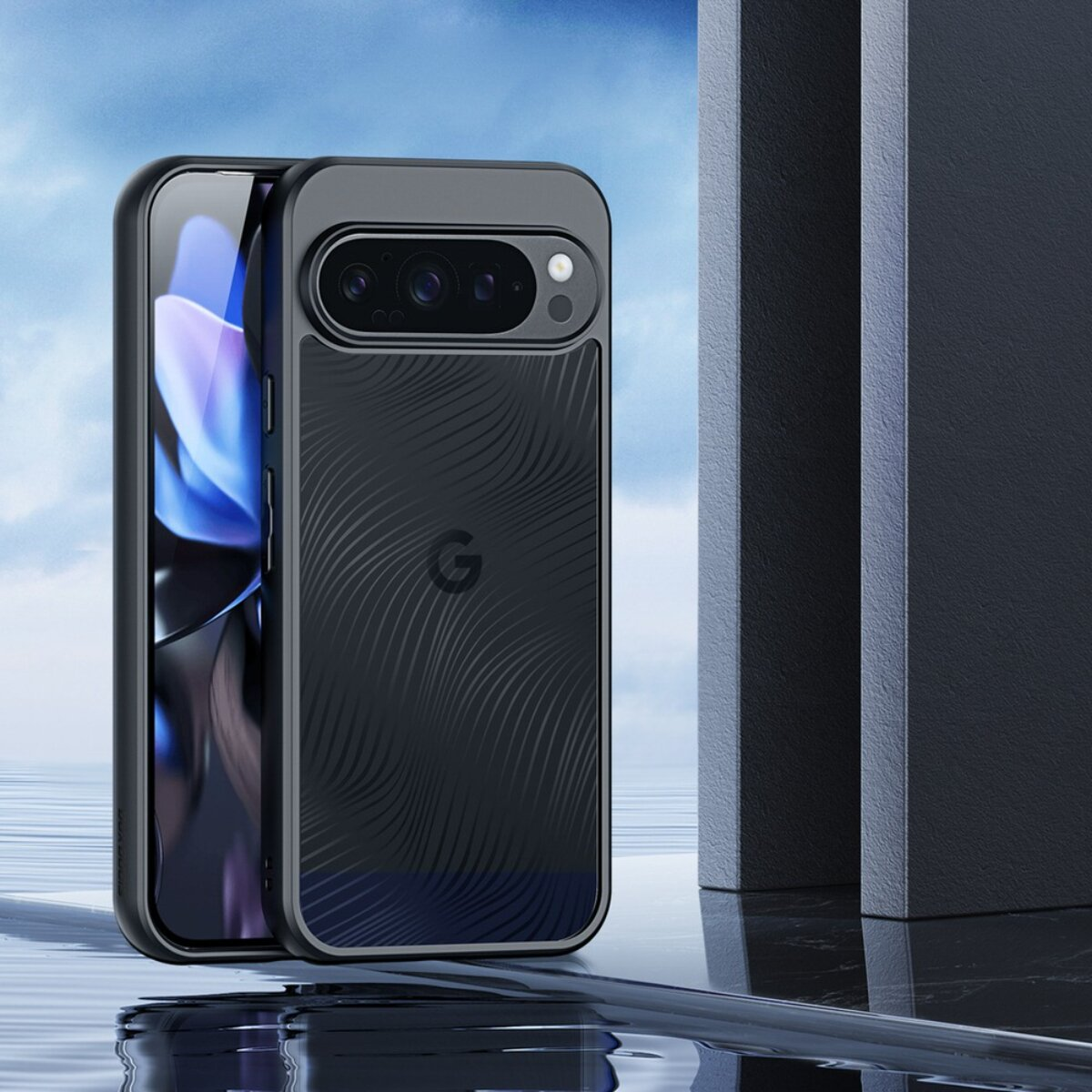 Ein schwarzes Telefon in einer Hülle mit Google-Logo. Der Hintergrund zeigt blauen Himmel und zwei graue Säulen. Wasser ist vorne.