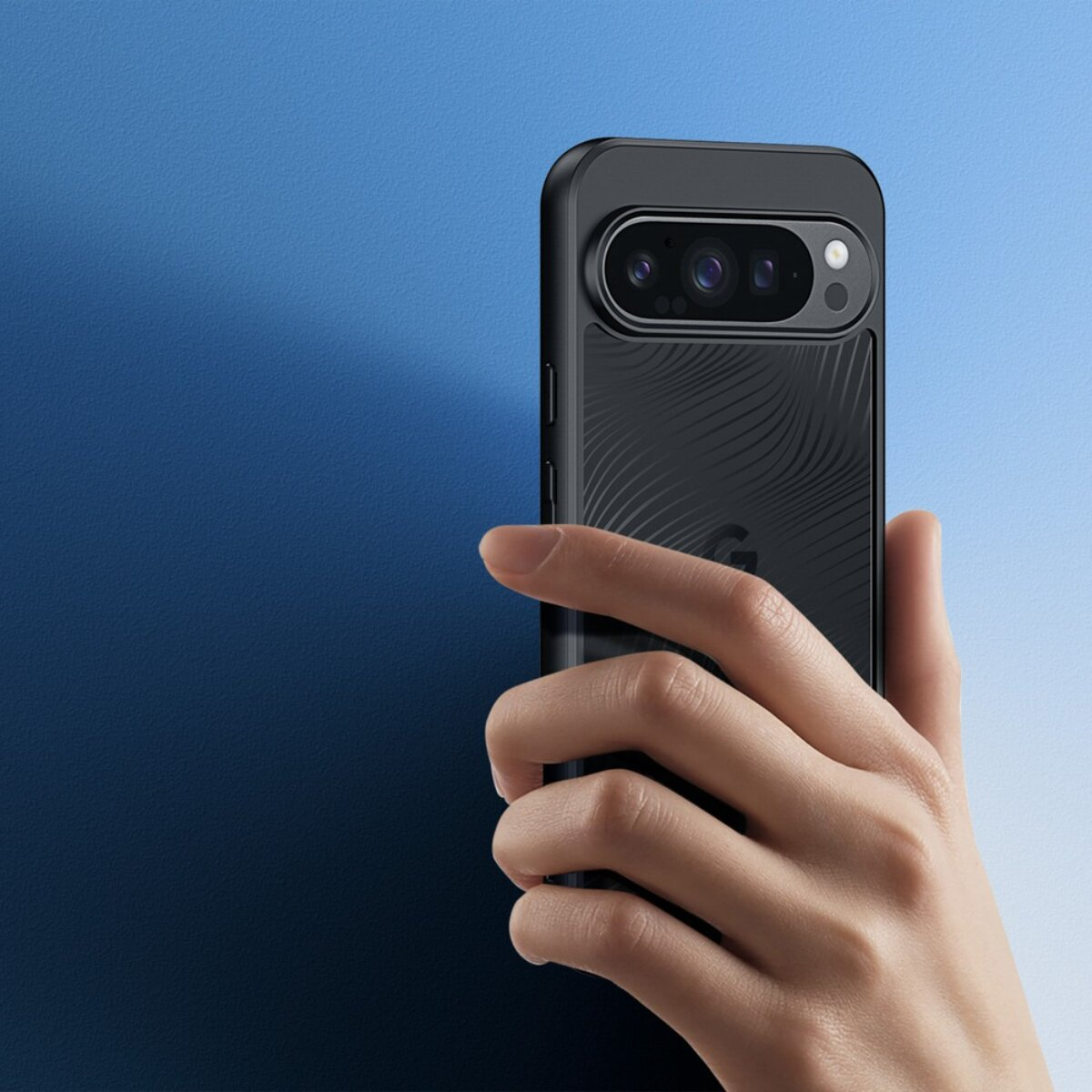 Eine Hand hält ein schwarzes Smartphone mit Kamera. Der Hintergrund ist ein Blau-Weiß-Gradient.