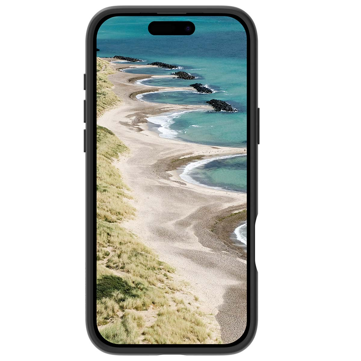 Un telefono mostra una scena di spiaggia. L'acqua turchese incontra una riva sabbiosa con rocce scure. Erba dorata costeggia la spiaggia.
