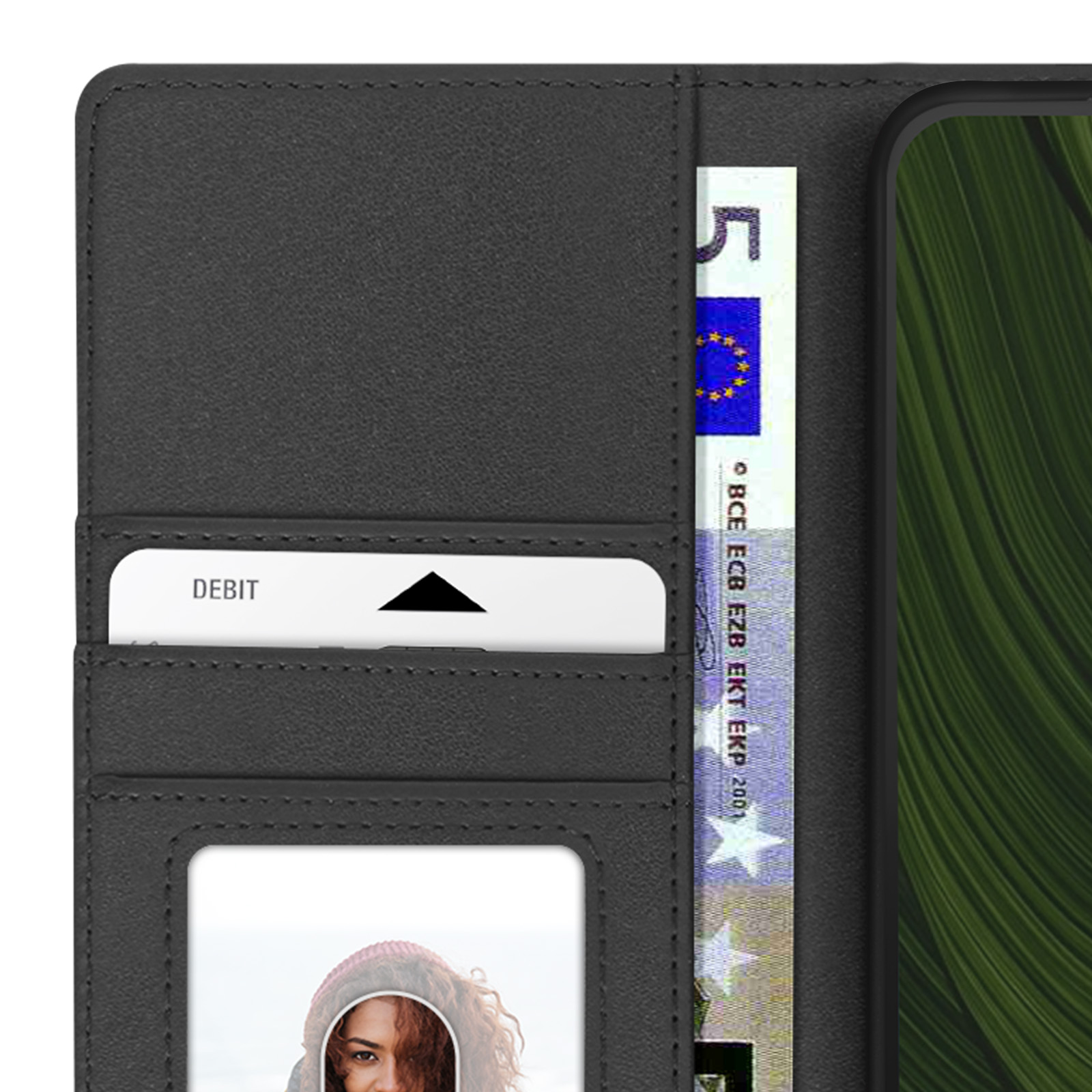 Portafoglio nero con carta di debito, banconota da 5 euro e foto. A destra un telefono con sfondo verde a foglie.