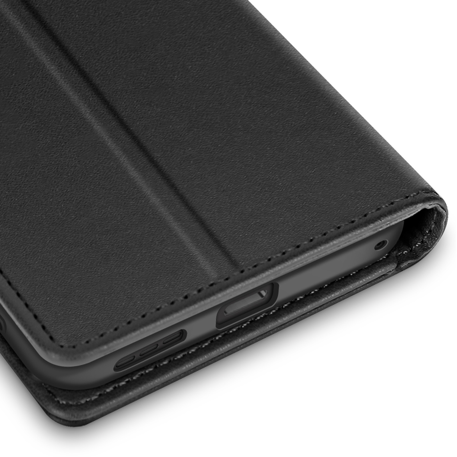 Primo piano di una custodia per telefono nera. La custodia è aperta, rivelando il lato del telefono con le porte. Sfondo bianco.