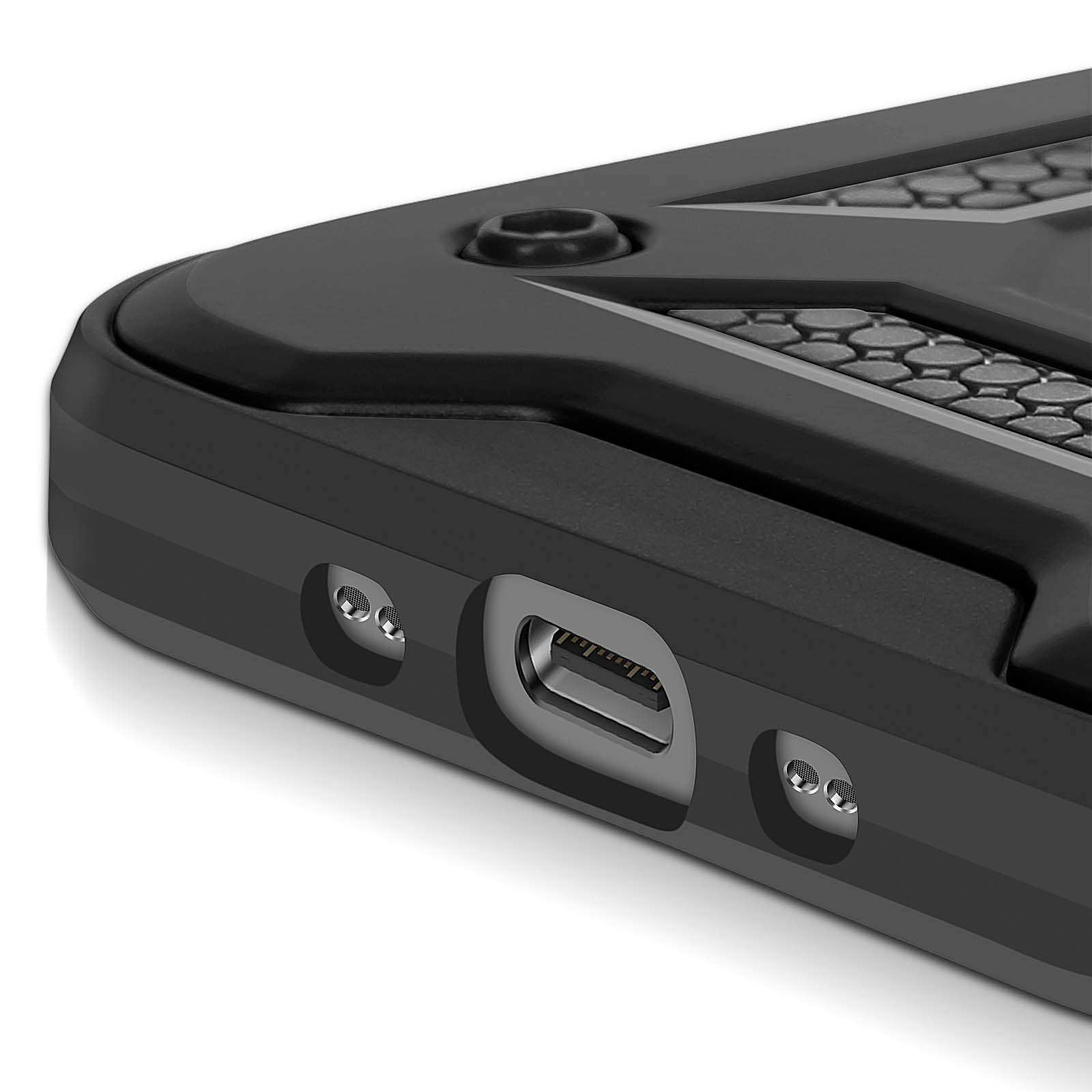 Primo piano di una custodia nera per telefono con porta USB-C, fori per altoparlanti e design strutturato. Sfondo bianco.