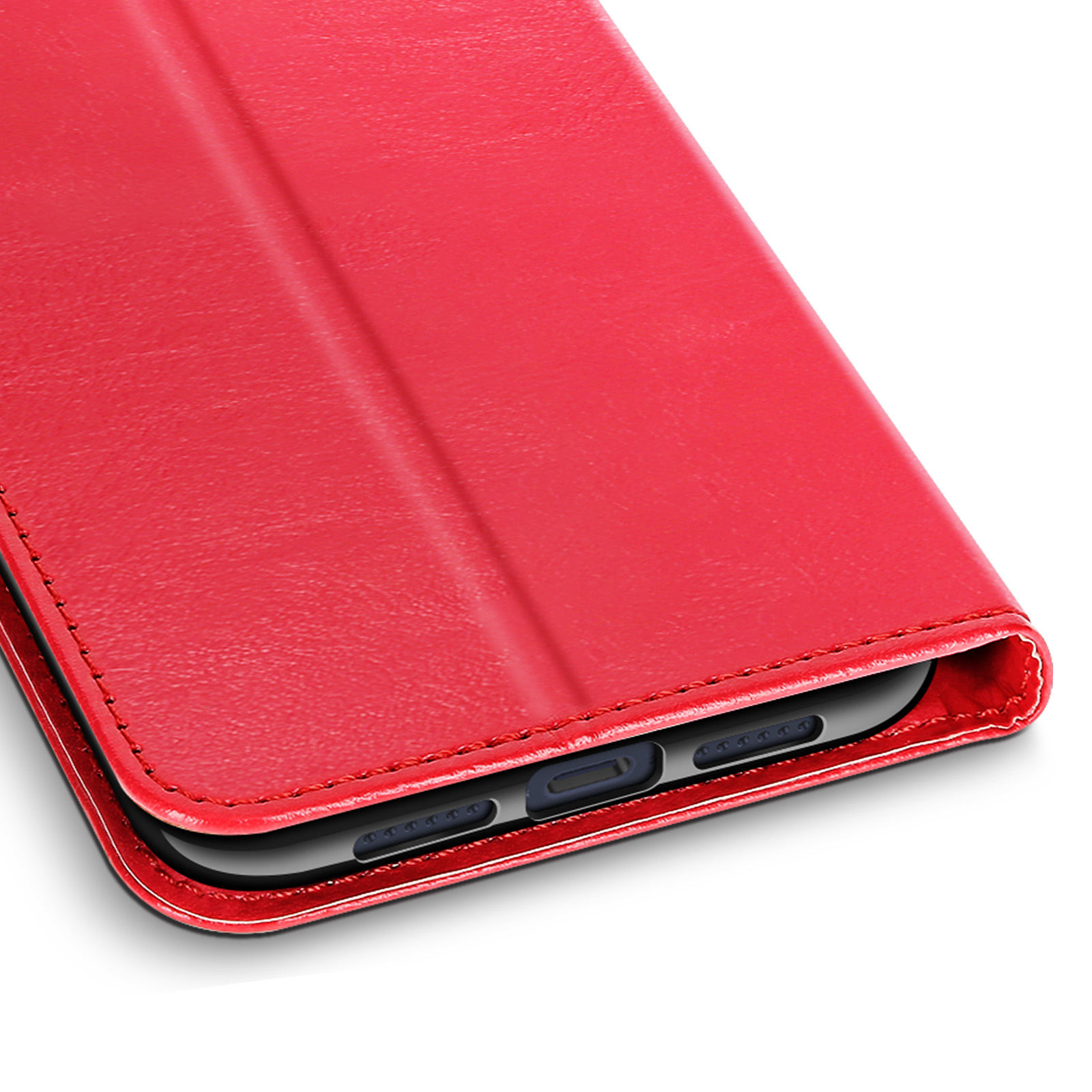 Primo piano di una custodia per telefono in pelle rossa con cuciture. Il bordo inferiore del telefono è visibile.