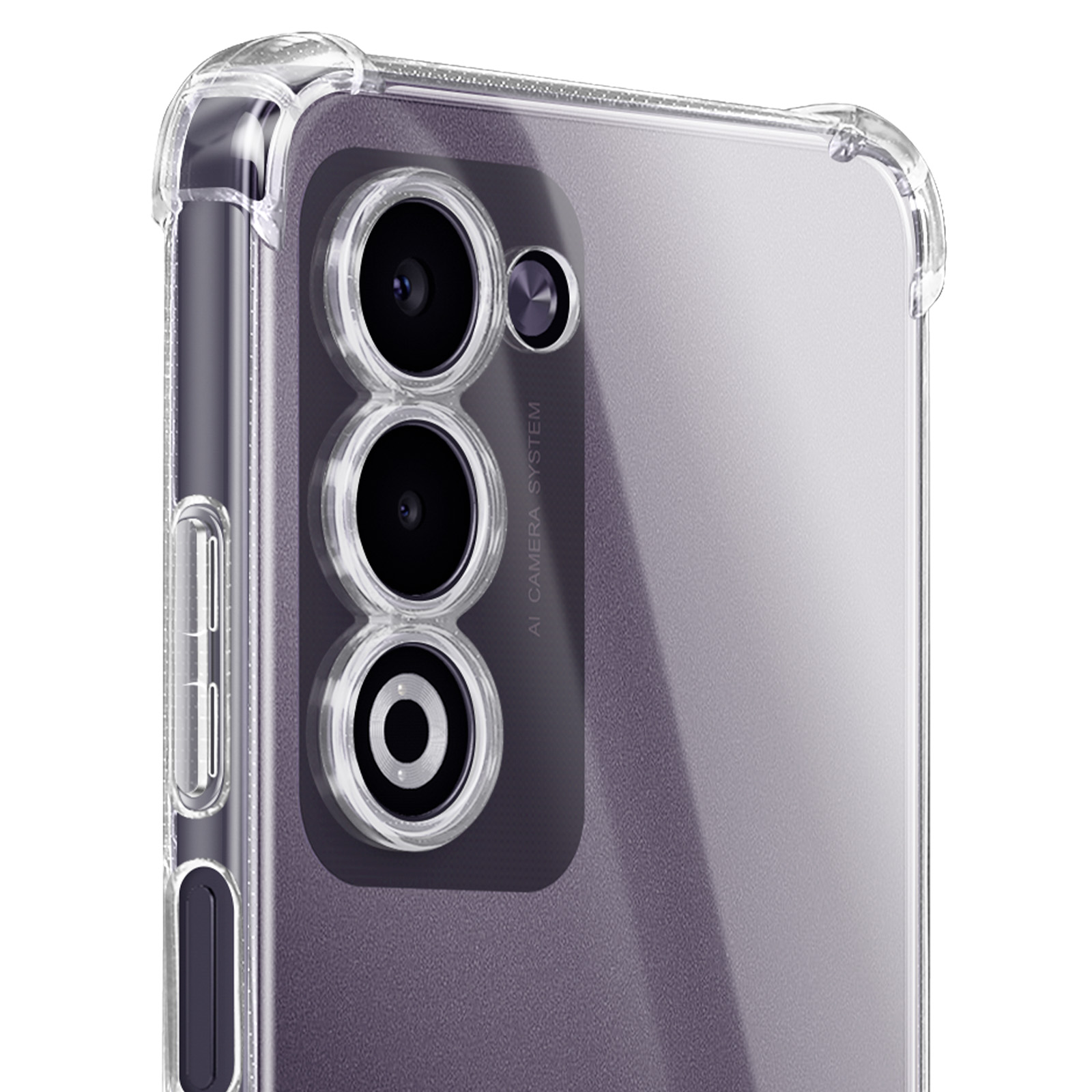 Gros plan sur le module caméra d'un téléphone avec trois lentilles à l'intérieur d'une coque de protection transparente. L'arrière-plan est flou.