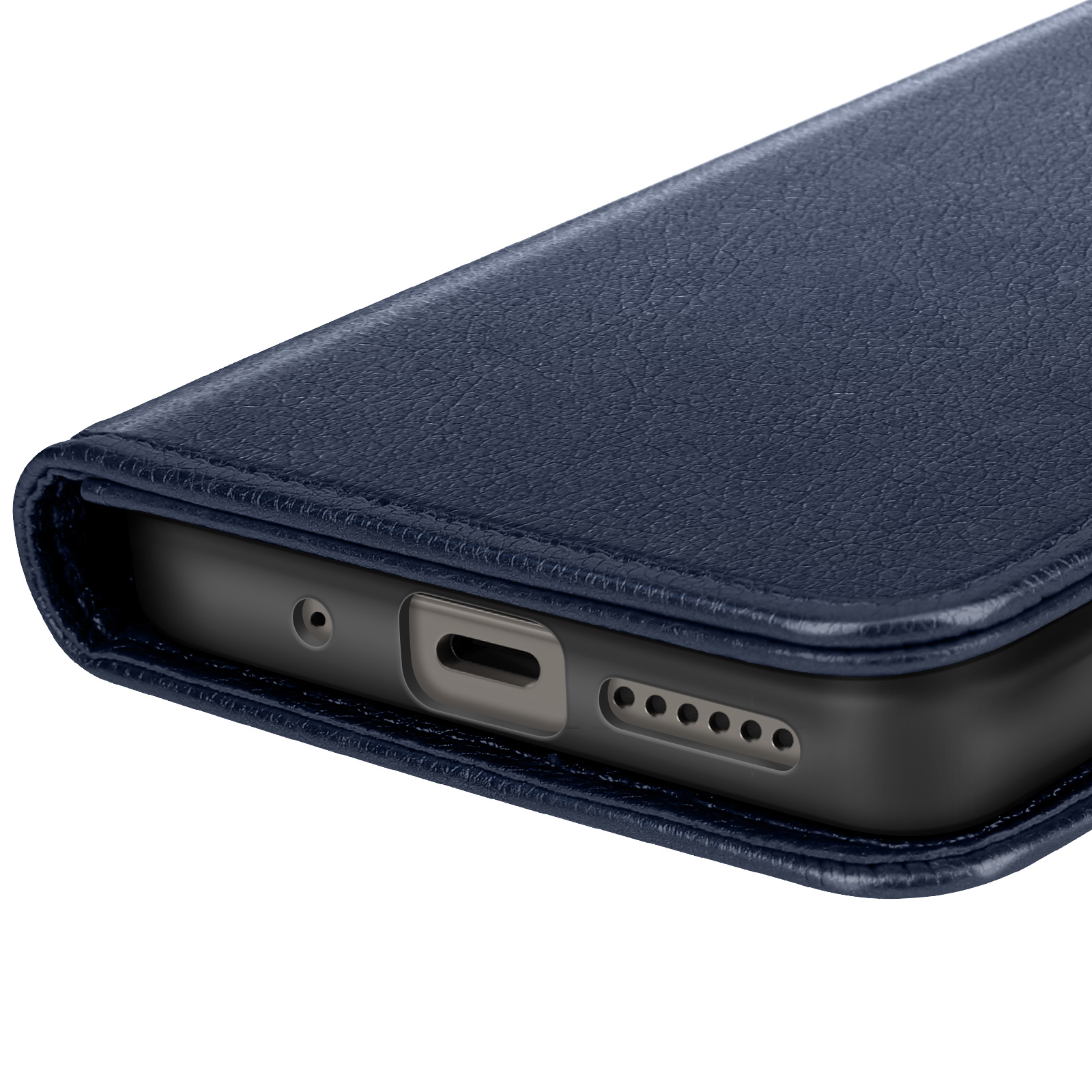 Primo piano di una custodia per telefono blu scuro. La custodia ha una superficie strutturata e copre il bordo inferiore del telefono.