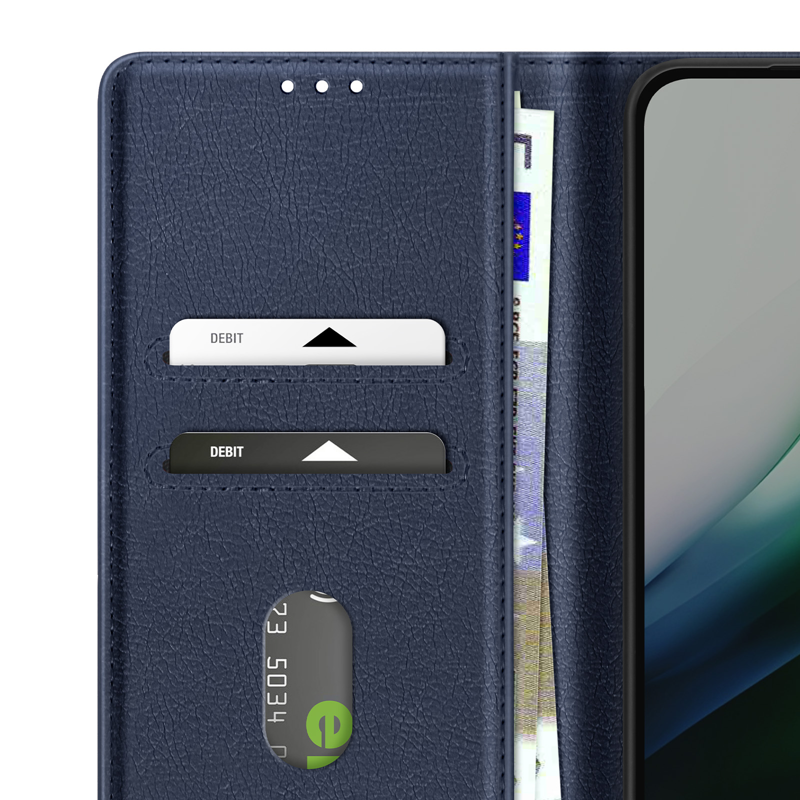 Una custodia blu navy con fessure per carte. Contiene una carta di debito, una carta di credito e denaro. Un telefono è visibile a destra.