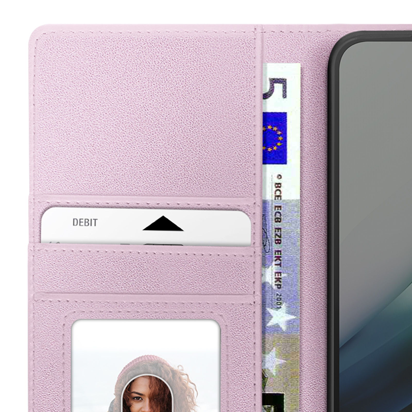 Roze portemonnee hoesje met een bankpas, een 5 euro biljet en een foto van een vrouw.