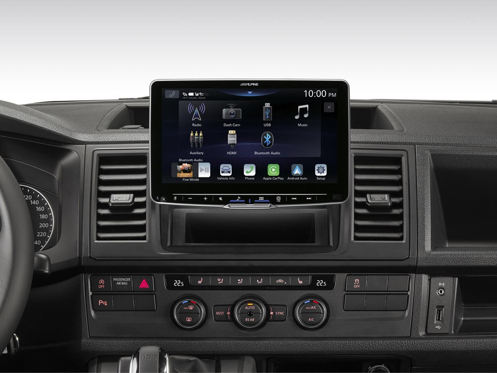 Aut Armaturenbrett mit Touchscreen-Display, das verschiedene Symbole anzeigt, darunter Musik-, Radio- und Telefonoptionen.