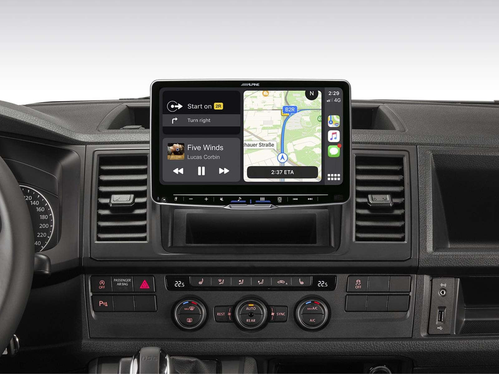 Armaturenbrett mit Navigationsbildschirm und Musiksteuerung. Das Auto ist schwarz und zeigt eine Karte und Songinformationen.