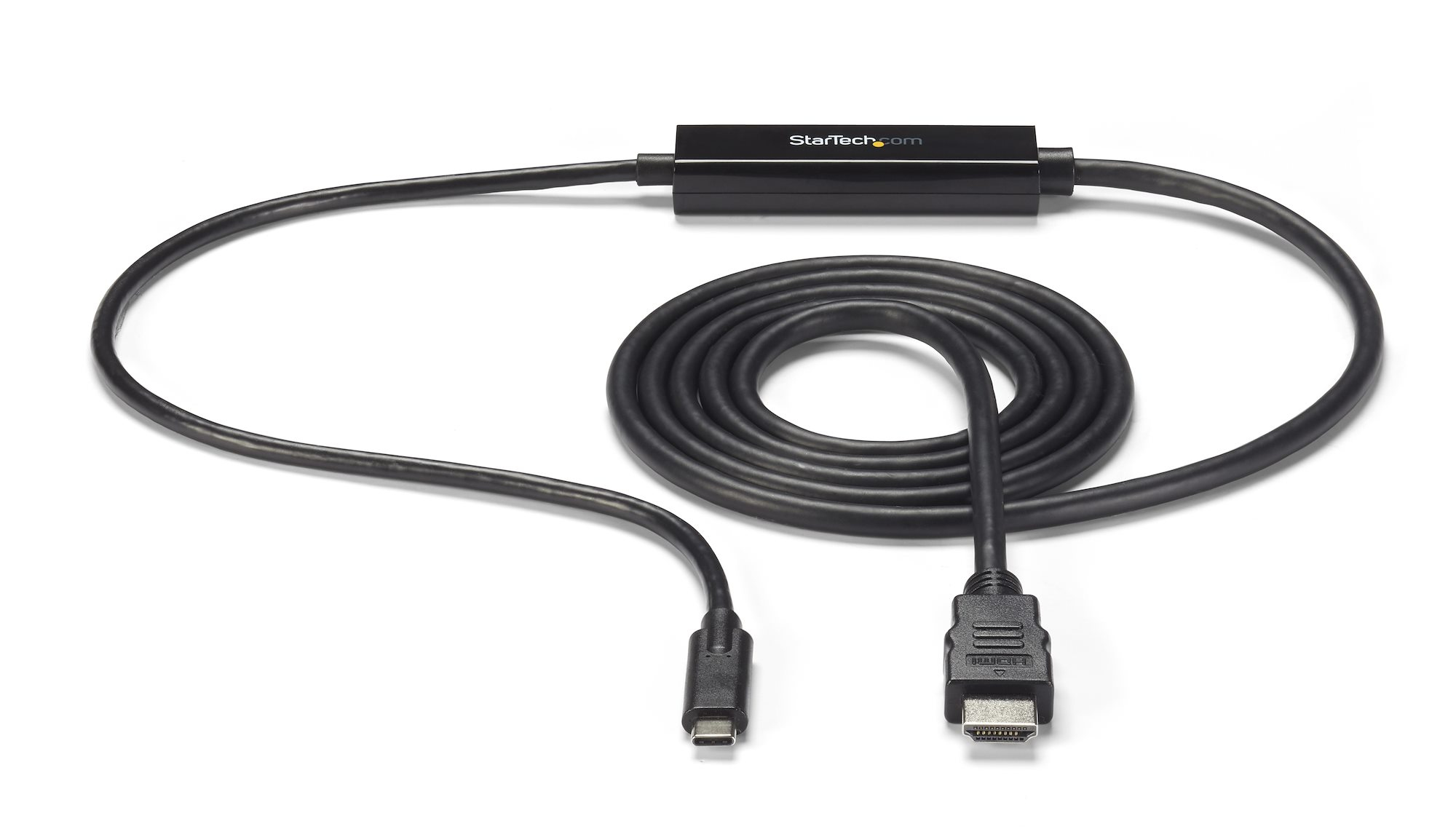 Un cable HDMI negro con un convertidor negro en el medio. El cable está enrollado y tiene dos conectores diferentes.