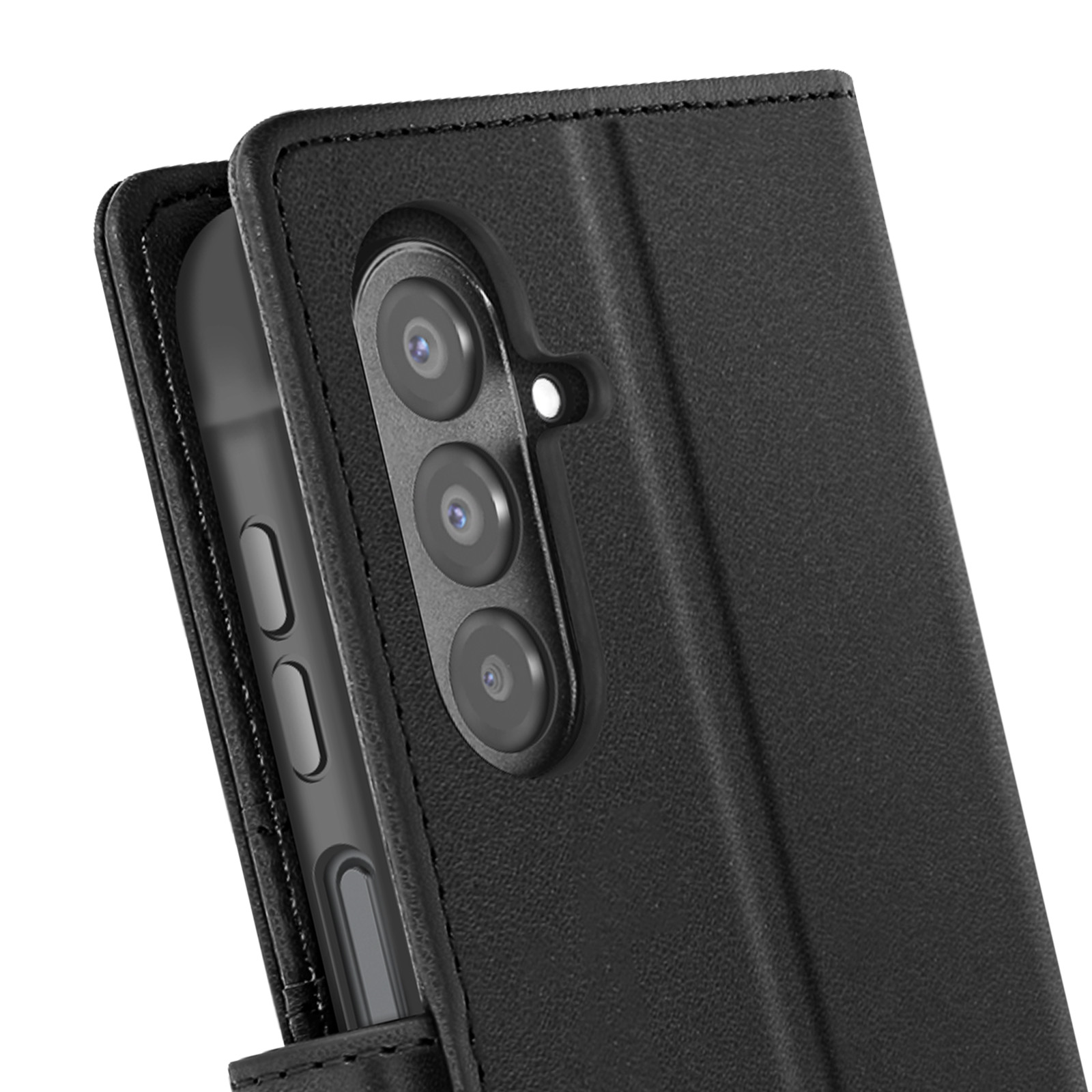 Een close-up van een zwarte telefoonhoes met een telefoon erin. De telefoon heeft drie cameralenzen.