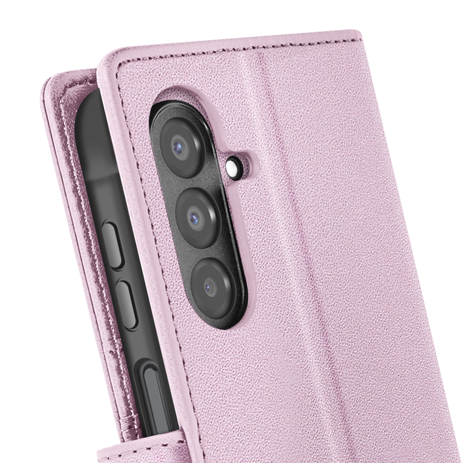 Close-up van een roze telefoonhoesje met een drievoudige cameralens. De telefoon zit in een zwarte hoes.