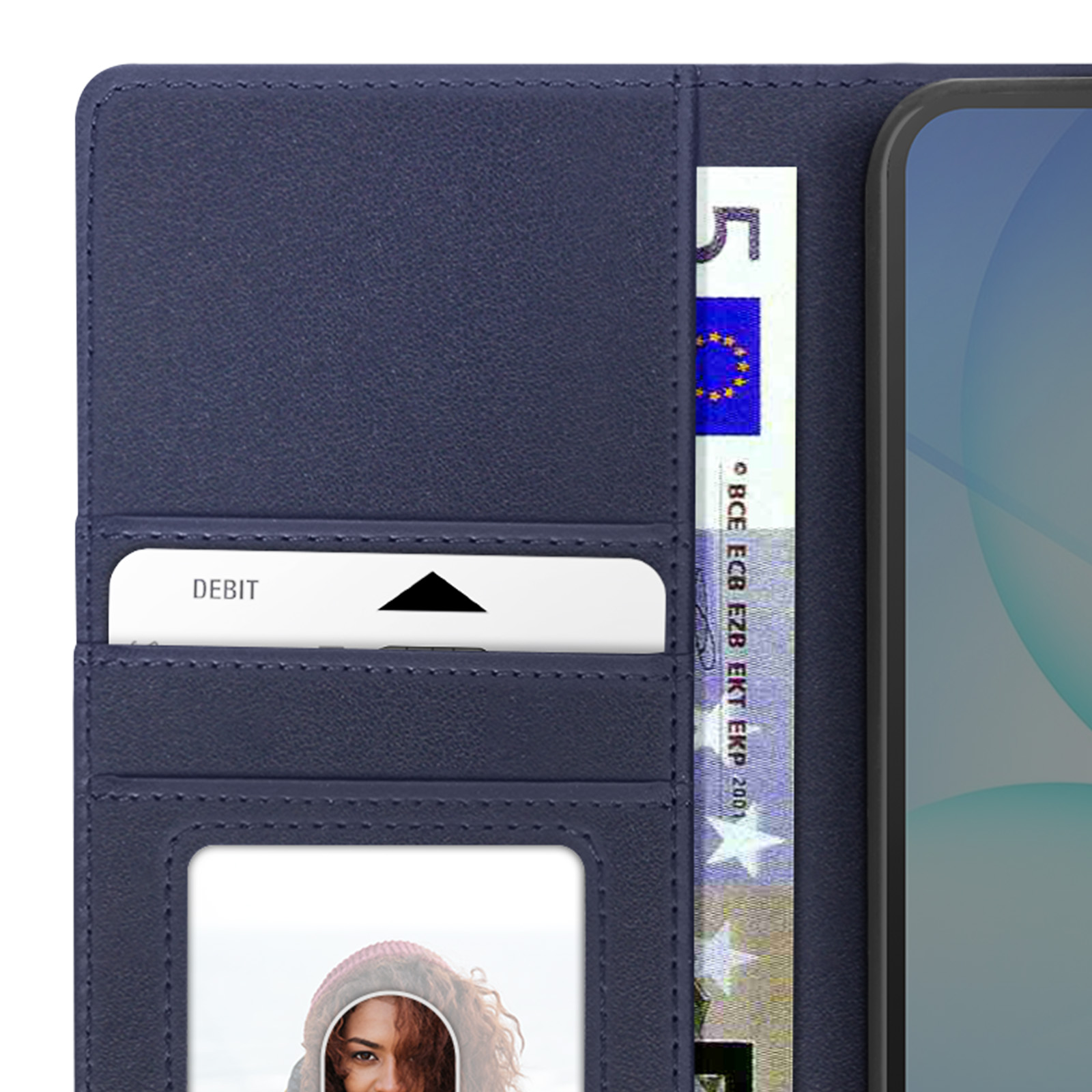 Portefeuille bleu avec une carte de débit, un billet de 5 euros et une photo. Un téléphone est visible à droite.