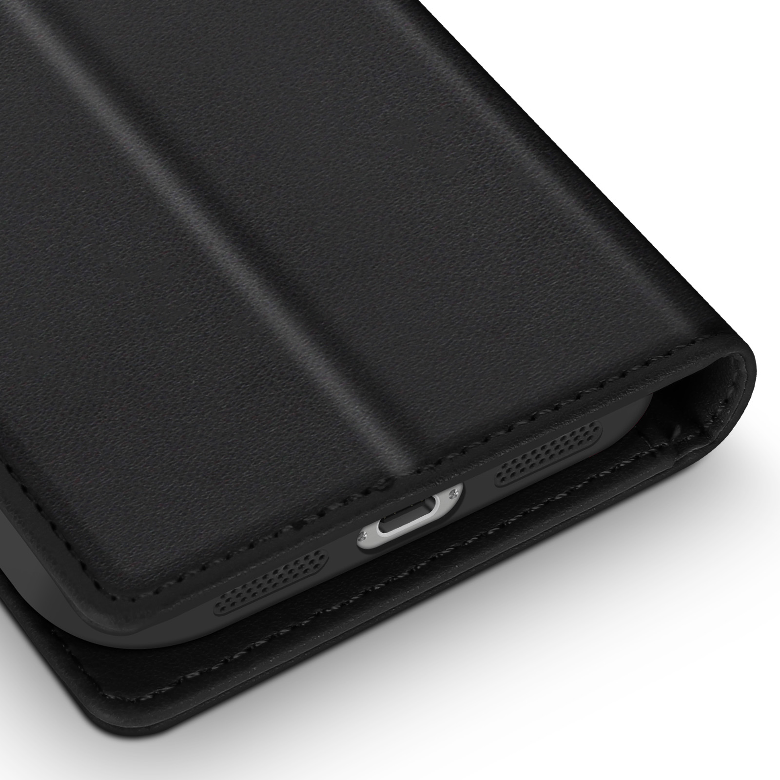Gros plan sur un étui de téléphone en cuir noir. L'étui est ouvert, révélant le port de charge et le haut-parleur.