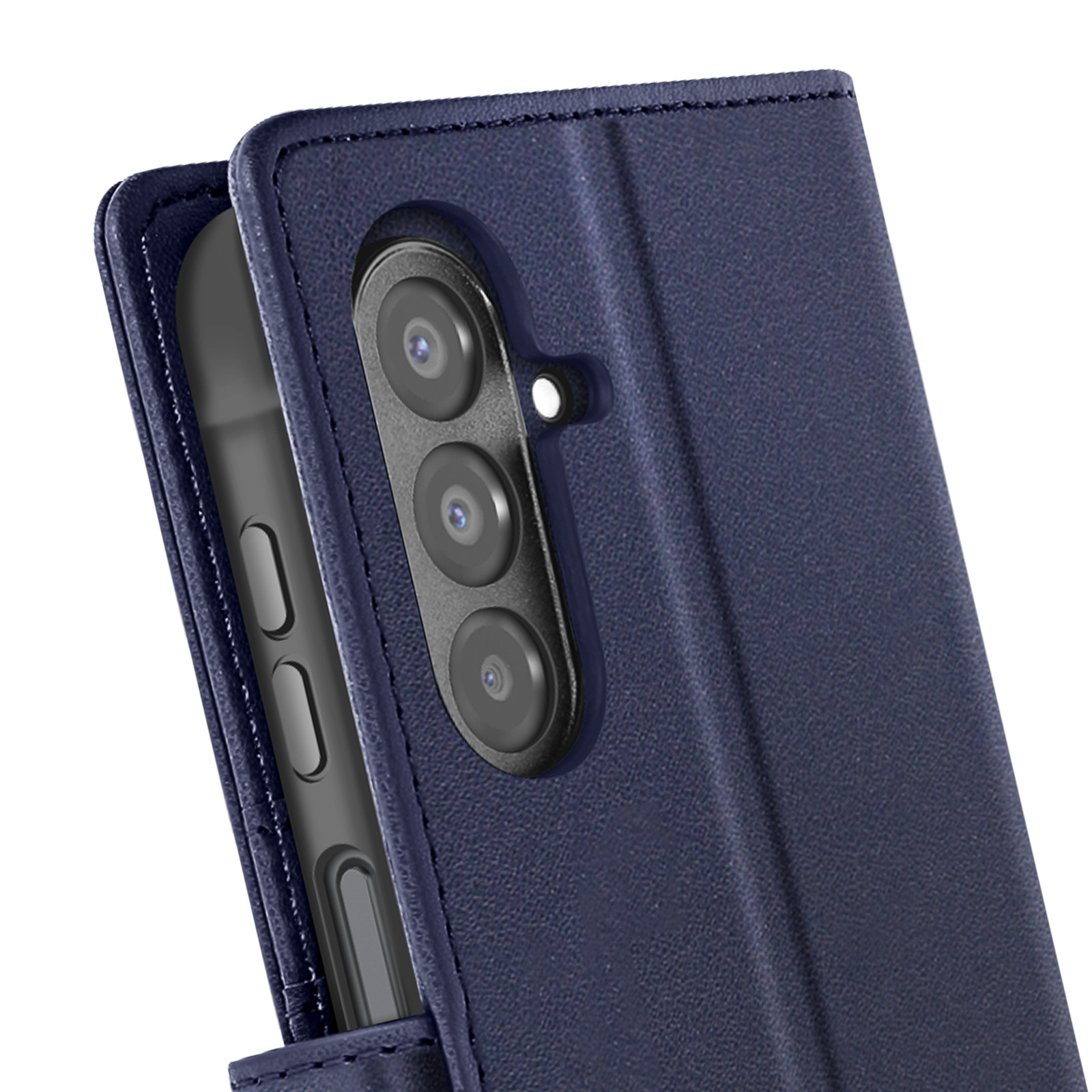Un étui de téléphone bleu marine est ouvert, révélant un téléphone avec des caméras. L'étui a une surface texturée et des bords cousus.